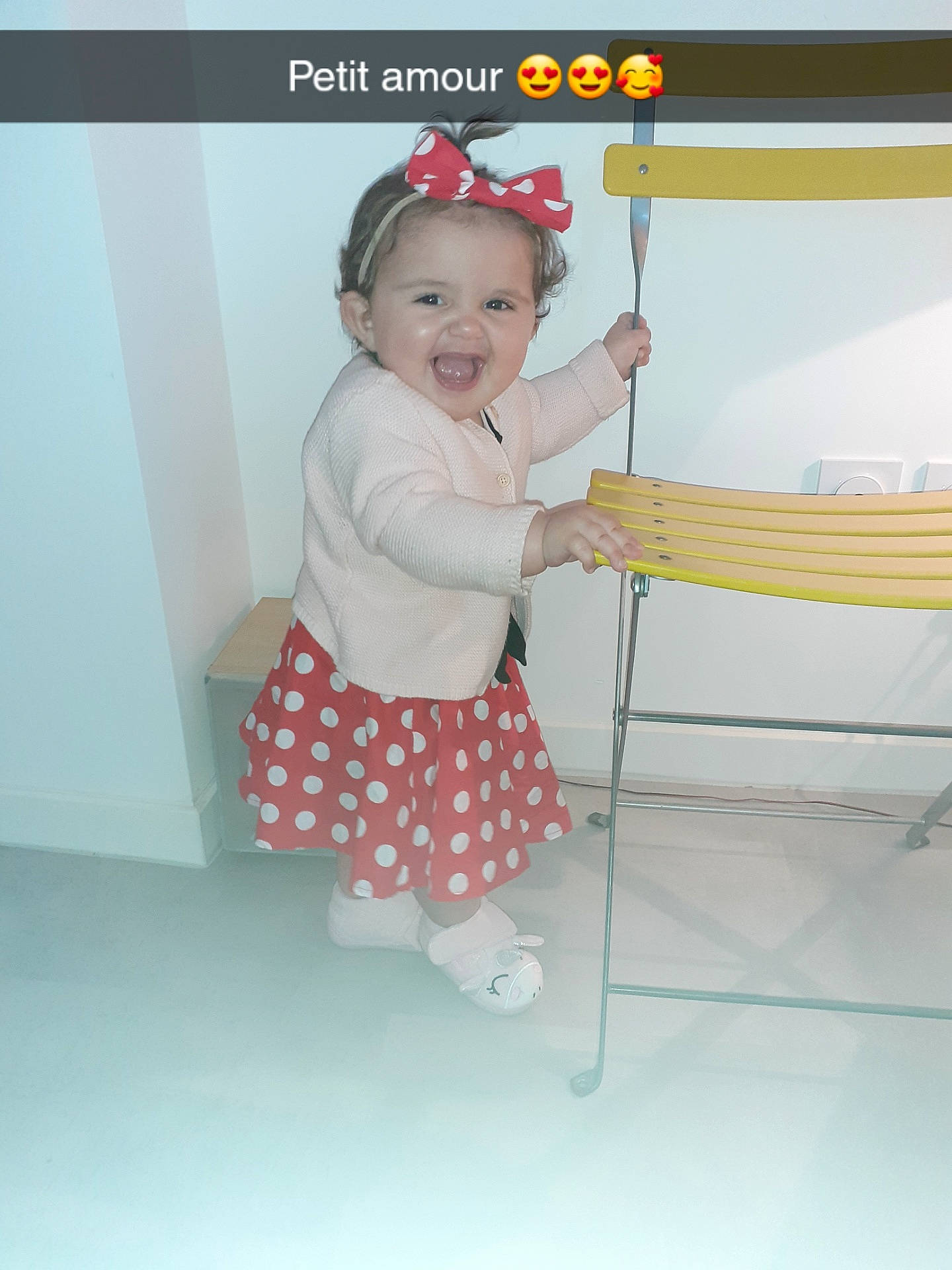 Prudence a rejoint le concours — aidez-le/la à gagner de superbes lots ! baby, baby_toddler_clothing, child, costume, flooring, fun, happy, knee, magenta, pattern, person, play, recreation, room, sandal, sleeve, smile, t_shirt, toddler