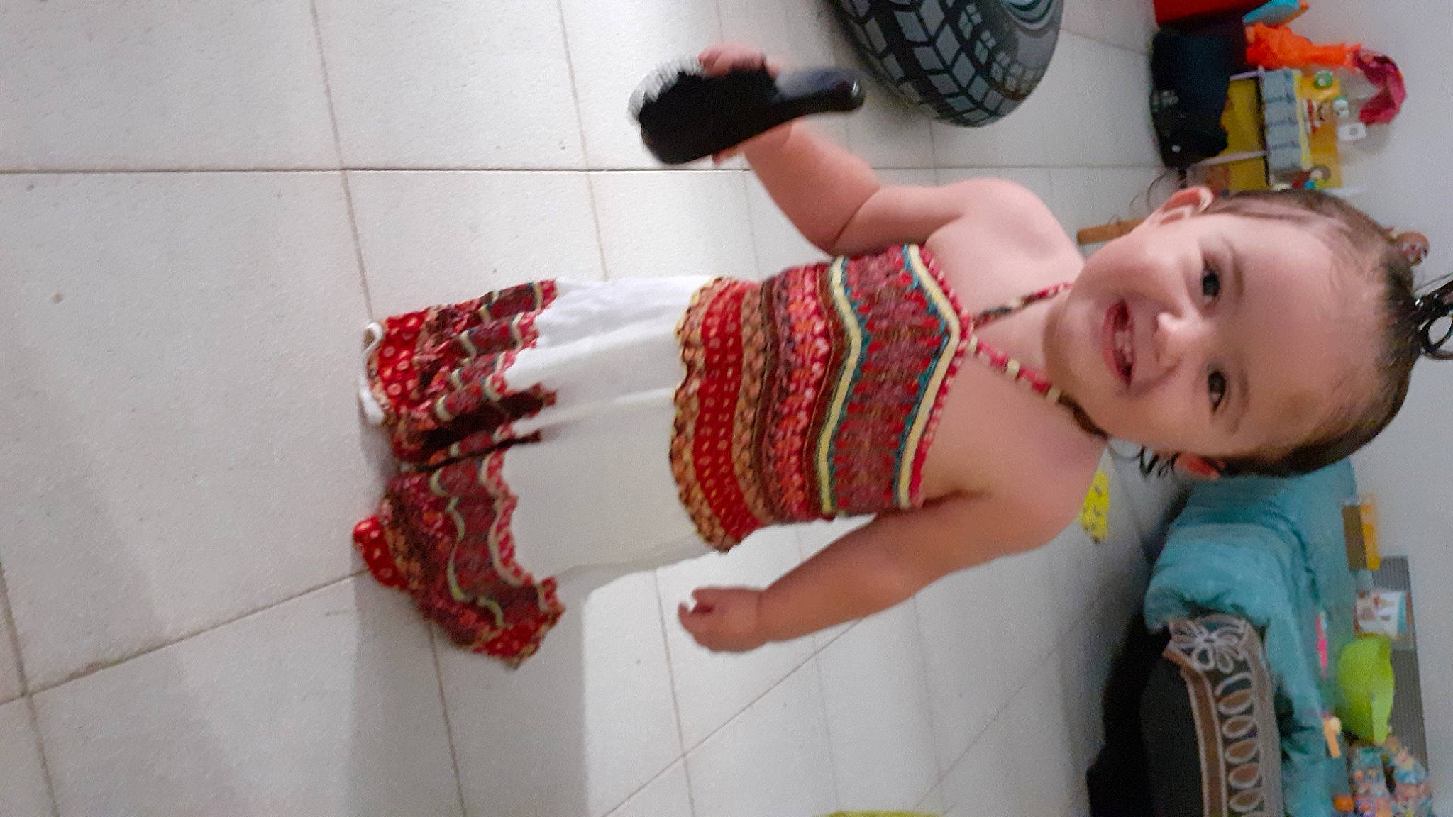 Prudence a rejoint le concours — aidez-le/la à gagner de superbes lots ! abdomen, arm, baby, baby_toddler_clothing, chest, elbow, flooring, hand, happy, head, human_leg, joint, joy, knee, pattern, person, smile, textile, thigh, toddler