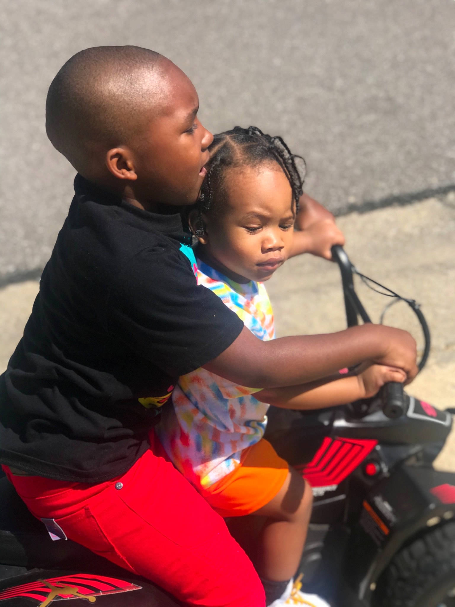 Kye is registered to the contest to win money with this photo: automotive_tire, baby, baby_carriage, baby_products, child, event, fun, happy, leg, leisure, motor_vehicle, people, person, recreation, sitting, snapshot, t_shirt, thigh, tire, toddler