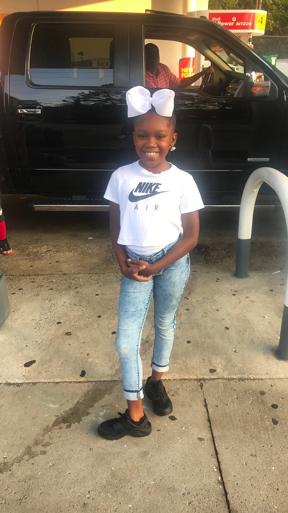 Akeria is registered to the contest to win money with this photo: asphalt, auto_part, automotive_design, automotive_exterior, automotive_lighting, automotive_tire, automotive_wheel_system, bumper, car, denim, hat, joy, motor_vehicle, parking, person, smile, t_shirt, tire, toddler, vehicle