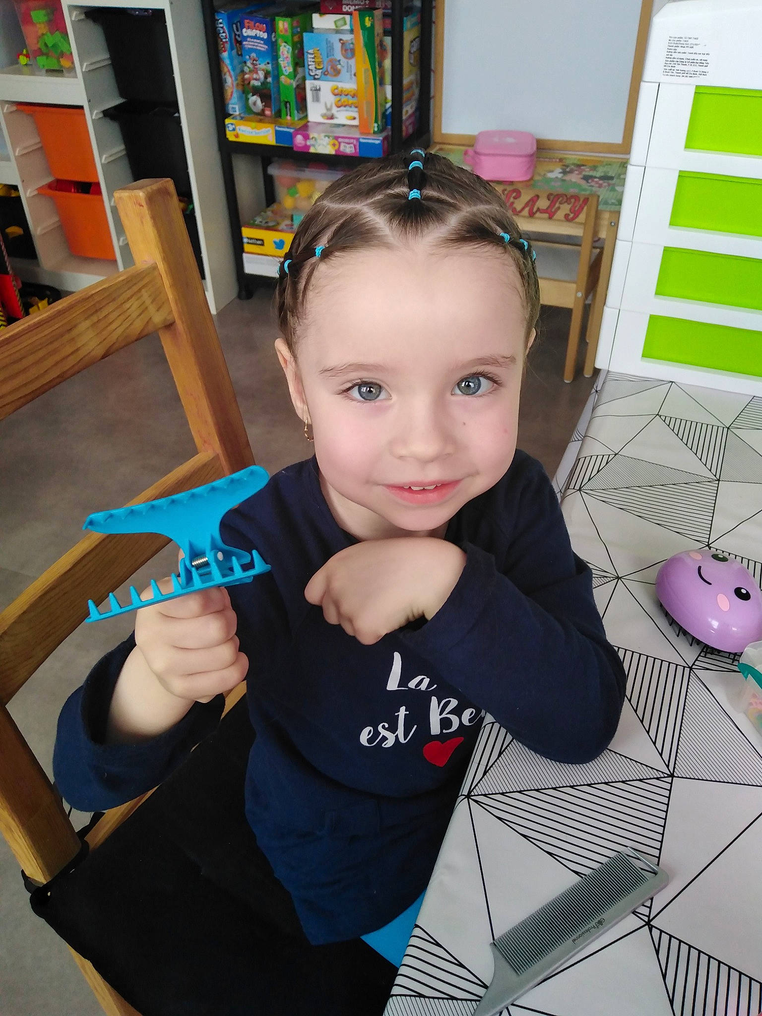 Laly participe au concours pour gagner de l'argent avec cette photo : arm, cheek, child, design, ear, eye, face, finger, hand, head, human_body, joint, joy, leg, neck, organ, person, play, product, room