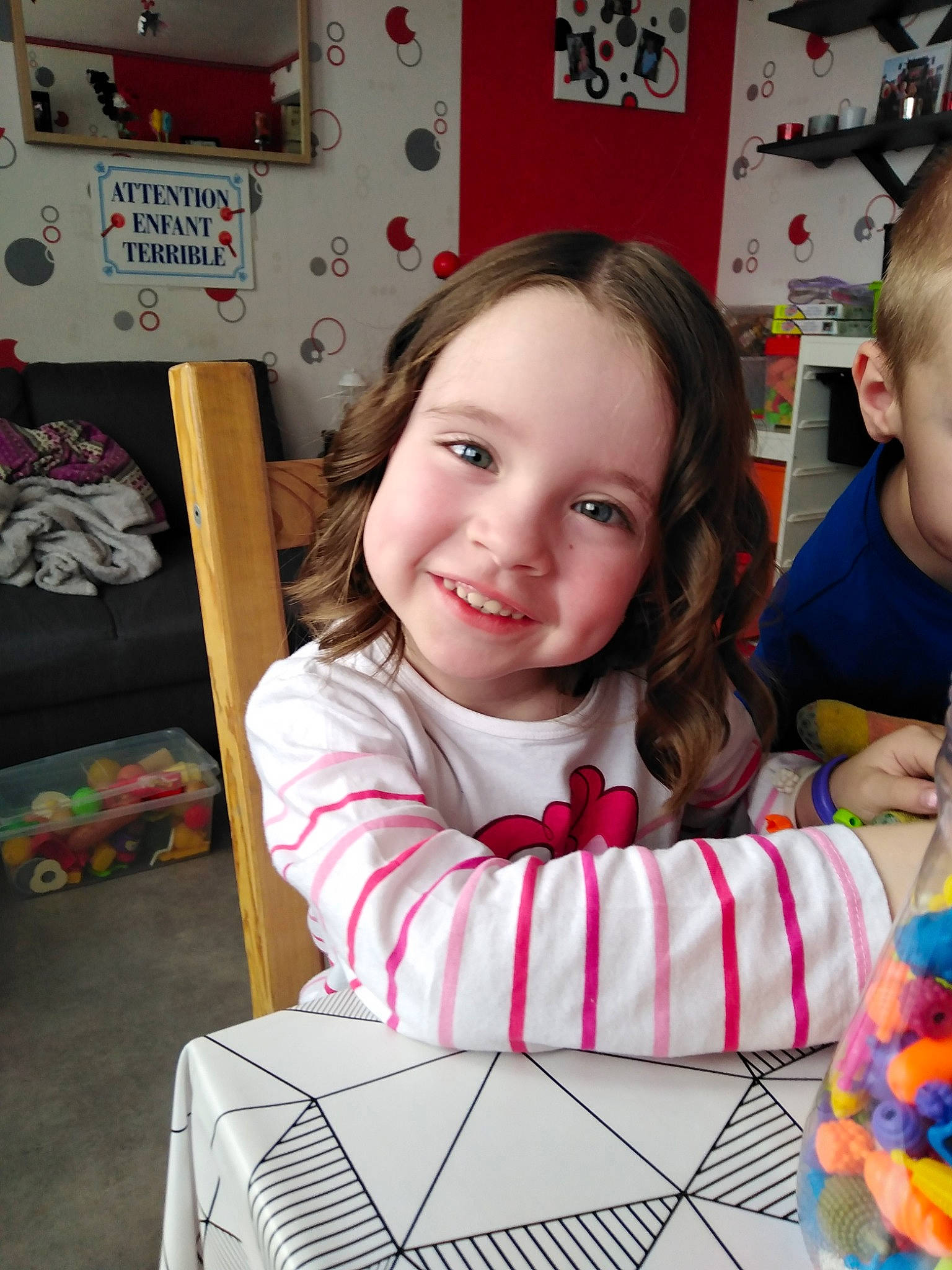 Laly participe au concours pour gagner de l'argent avec cette photo : baby, cheek, child, face, joy, kindergarten, person, play, room, textile, toddler