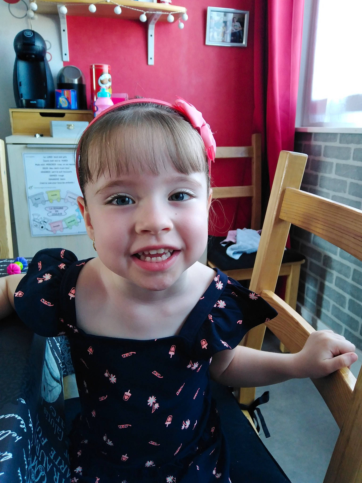 Laly a rejoint le concours — aidez-le/la à gagner de superbes lots ! baby, beauty, cheek, child, design, ear, face, hair, hairstyle, happy, head, joy, neck, pattern, person, pink, polka_dot, skin, smile, standing