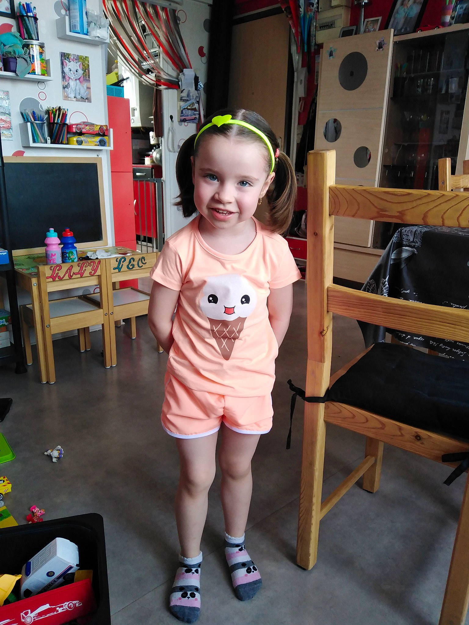 Laly a rejoint le concours — aidez-le/la à gagner de superbes lots ! child, furniture, joy, person, play, room, standing, t_shirt, toddler