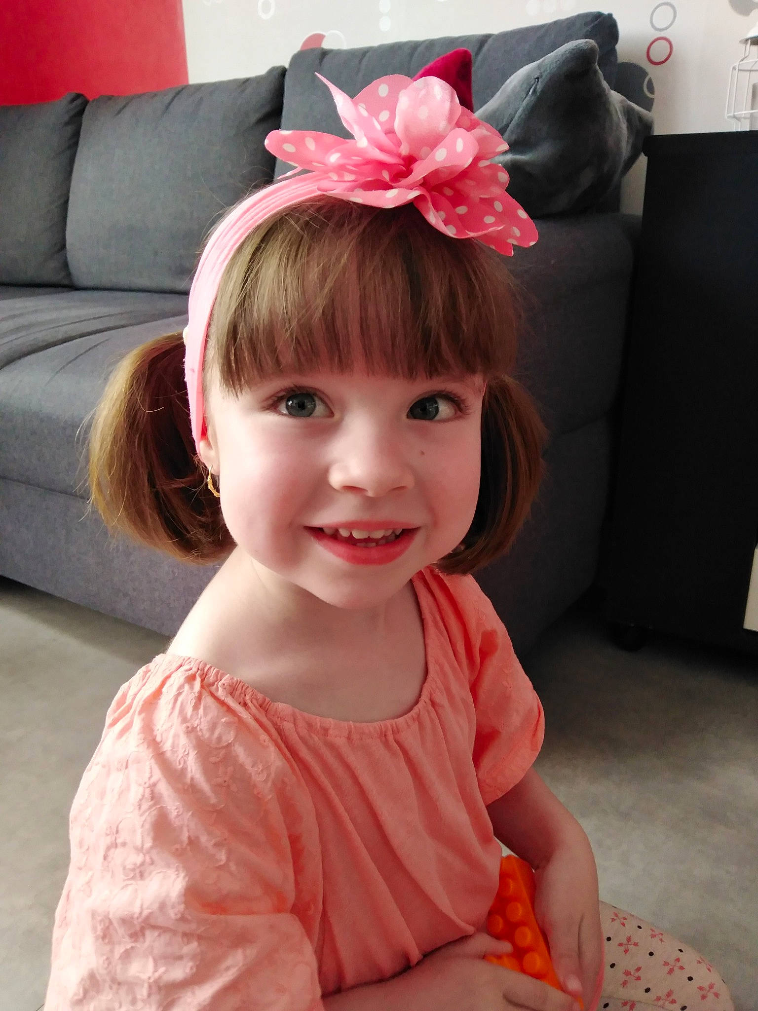 Laly a rejoint le concours — aidez-le/la à gagner de superbes lots ! brown_hair, child, child_model, clothing, costume, ear, fashion_accessory, hair_accessory, hairstyle, headband, headgear, headpiece, joy, person, pink, smile, toddler