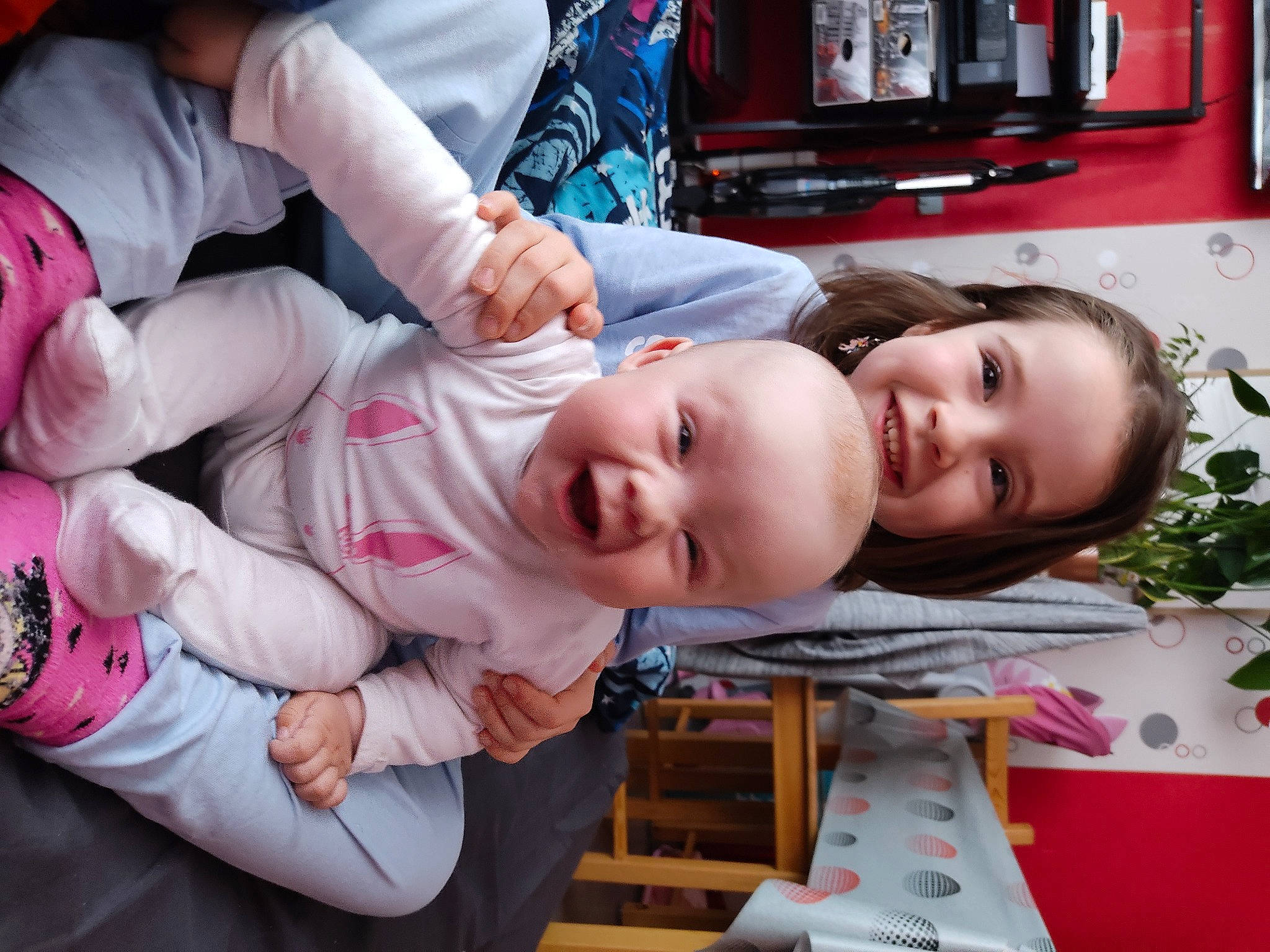 Émy participe au concours pour gagner de l'argent avec cette photo : baby, baby_products, baby_toddler_clothing, cheek, child, event, fun, happy, home_appliance, joy, kitchen_appliance, motor_vehicle, mouth, person, skin, smile, toddler, vacation, vehicle