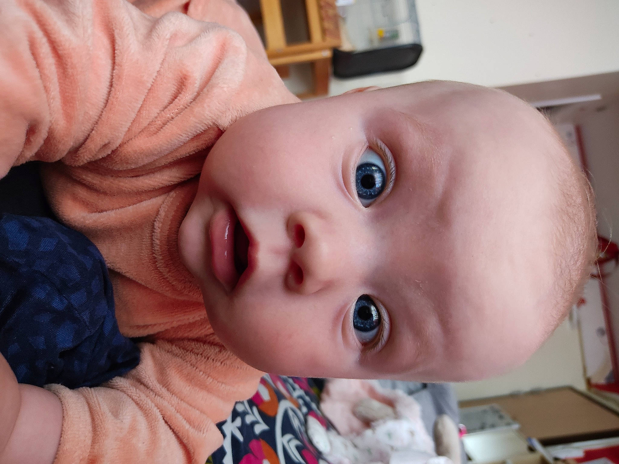 Émy a rejoint le concours — aidez-le/la à gagner de superbes lots ! baby, baby_toddler_clothing, cheek, chin, ear, eye, eyebrow, eyelash, facial_expression, forehead, gesture, head, iris, lip, mammal, mouth, nose, person, skin, smile