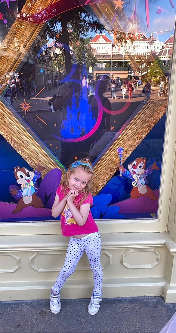 Manon a rejoint le concours — aidez-le/la à gagner de superbes lots ! blue, christmas_eve, city, design, electric_blue, entertainment, event, fashion, fictional_character, fun, games, joy, leisure, magenta, nonbuilding_structure, person, pink, purple, recreation, toddler