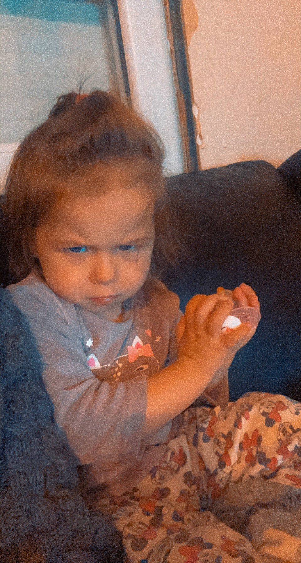 Léna a rejoint le concours — aidez-le/la à gagner de superbes lots ! baby_toddler_clothing, cheek, child, chin, comfort, eye, gesture, hand, happy, iris, lip, long_hair, mouth, neck, nose, person, skin, thumb, toddler, window