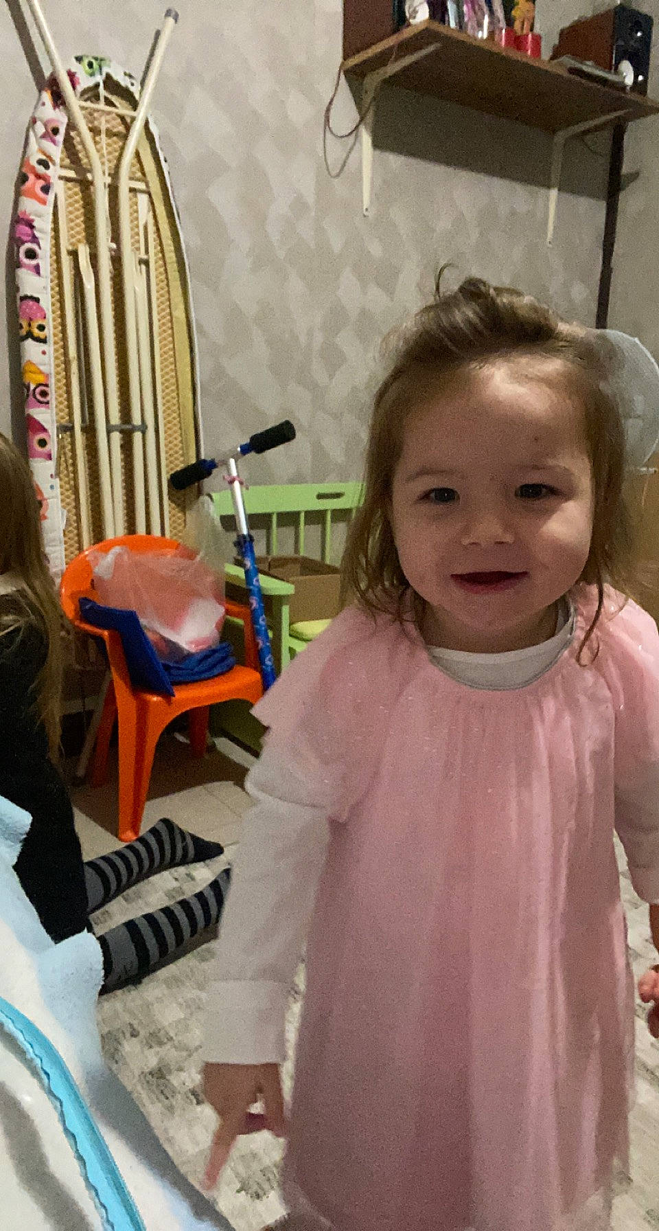 Léna participe au concours pour gagner de l'argent avec cette photo : baby_toddler_clothing, chair, child, design, event, face, flag, fun, hairstyle, happy, joy, leisure, person, product, room, shoulder, skin, sleeve, smile, standing