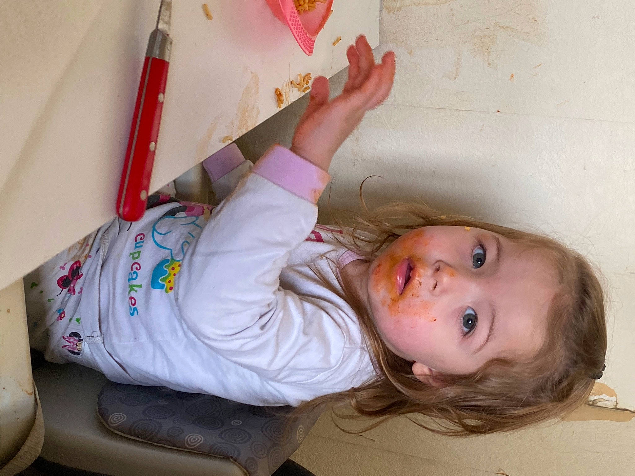 Léna participe au concours pour gagner de l'argent avec cette photo : art, baby, baby_toddler_clothing, child, comfort, finger, flooring, fun, happy, leg, leisure, linens, nose, person, play, room, sitting, skin, sock, toddler