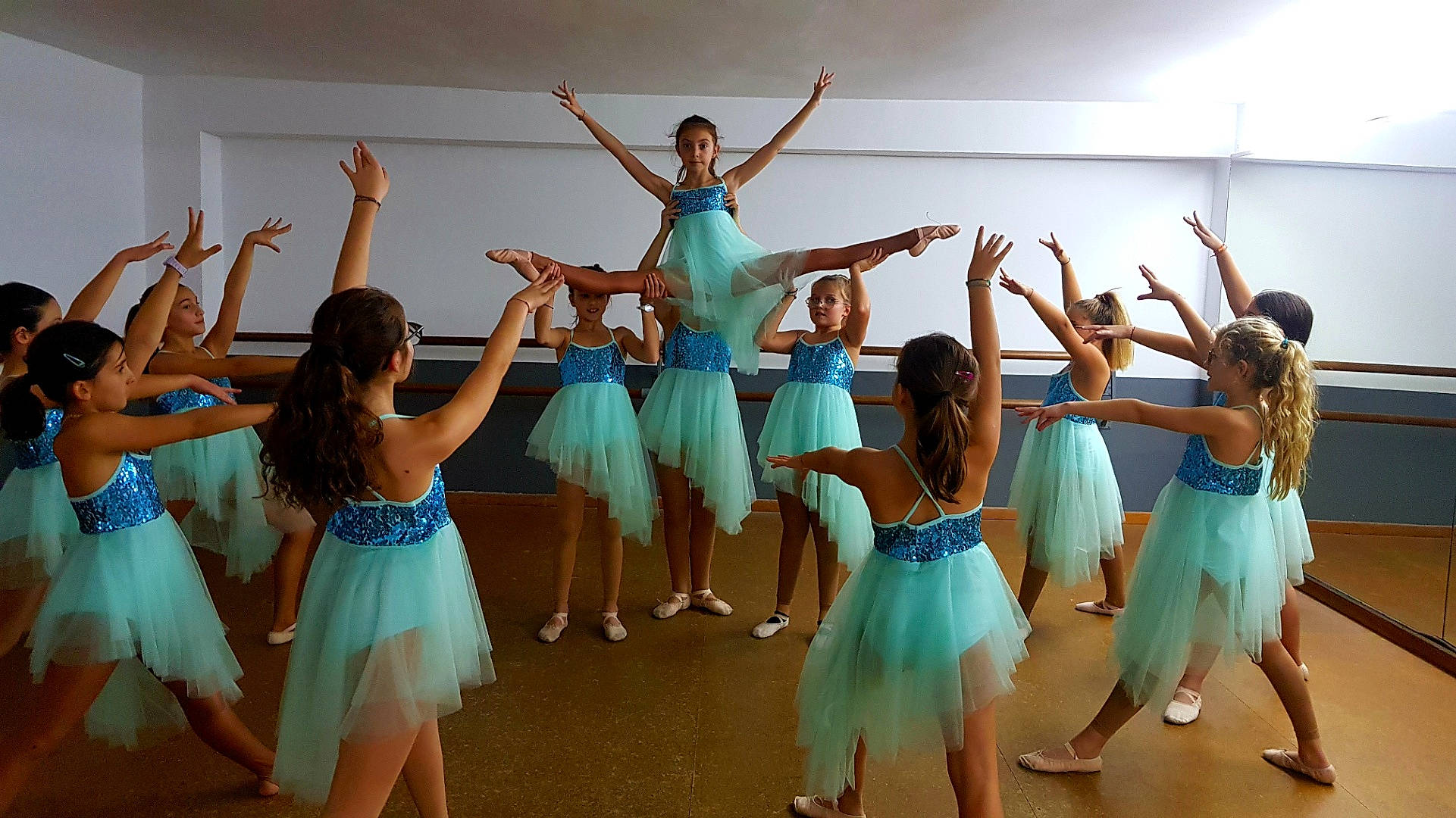 Raphaëlle a rejoint le concours — aidez-le/la à gagner de superbes lots ! ballet_shoe, ballet_tutu, blue, choreography, dance, dancer, dress, entertainment, event, fashion, fun, green, headwear, people, performance_art, performing_arts, person, recreation, social_group, sports