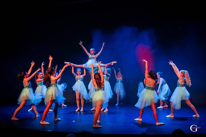 Raphaëlle participe au concours pour gagner de l'argent avec cette photo : artist, blurred, choreography, circus, concert_dance, dance, dancer, electric_blue, entertainment, event, fun, headwear, human_body, performance, performance_art, performing_arts, person, public_event, spectacle, sports