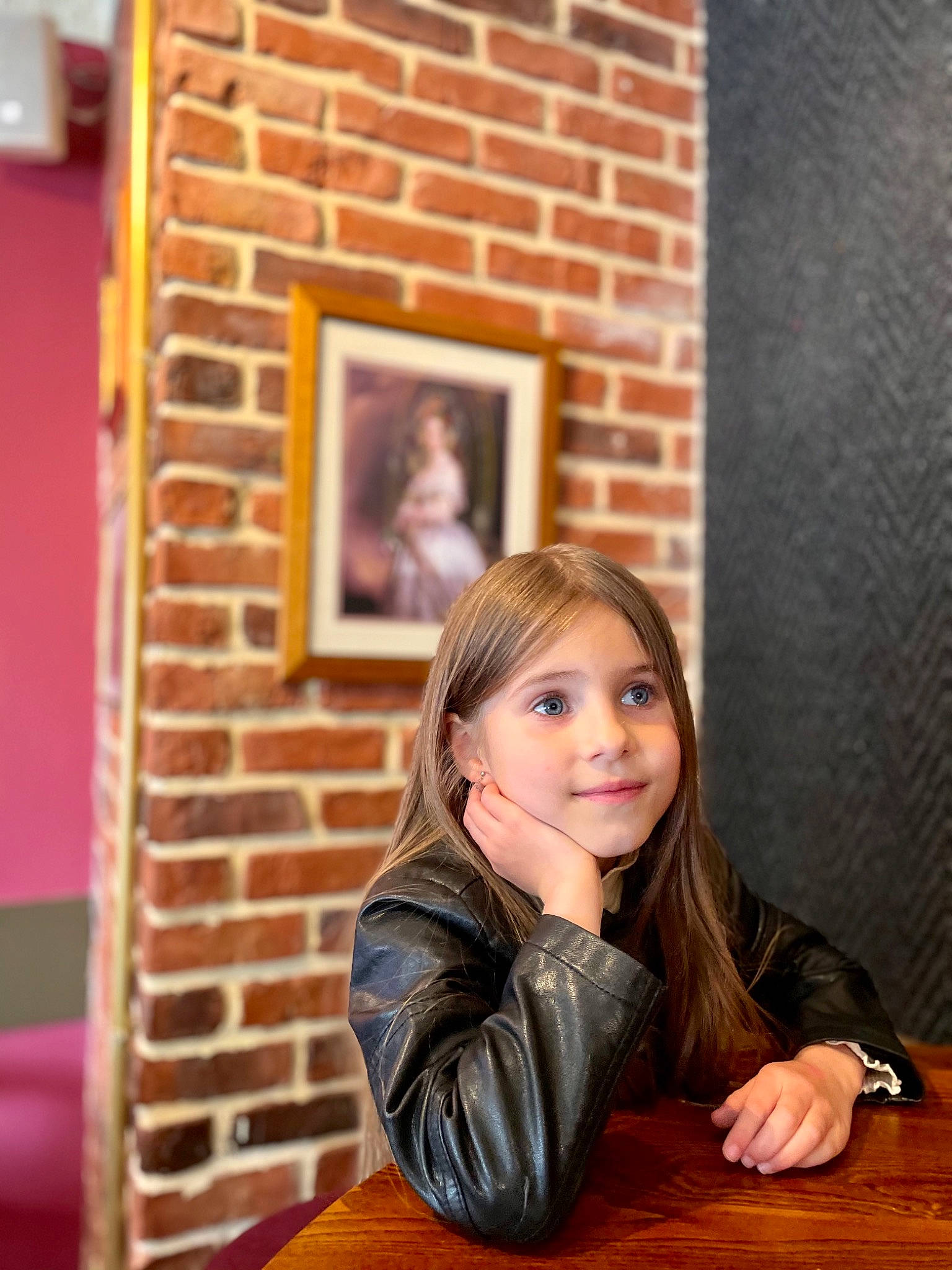 Victoria a rejoint le concours — aidez-le/la à gagner de superbes lots ! art, beauty, blond, brick, face, facial_expression, flash_photography, flooring, fun, hair, hairstyle, happy, hardwood, human, joy, leather_jacket, mouth, person, picture_frame, smile