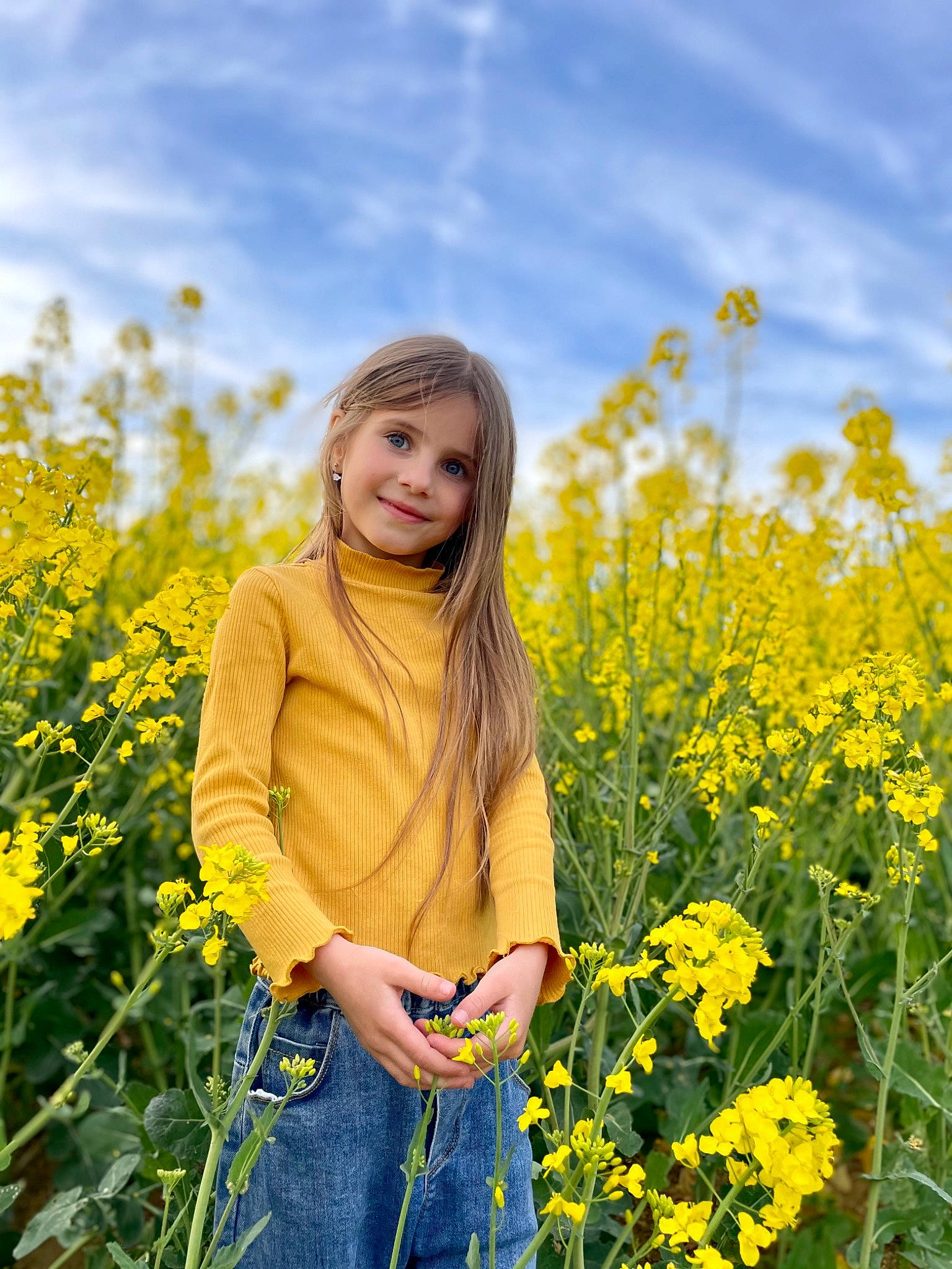 Victoria participe au concours pour gagner de l'argent avec cette photo : agriculture, beauty, cloud, flower, flowering_plant, grass, grass_family, grassland, hair, happy, joy, meadow, natural_landscape, nature, people_in_nature, person, photograph, plant, sky, smile