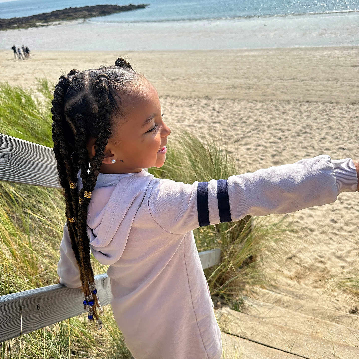 Ruby a rejoint le concours — aidez-le/la à gagner de superbes lots ! beach, braid, child, clothing, coast, face, female, girl, hair, head, nature, outdoors, person, photography, portrait, sea, shoreline, water, waterfront, wood