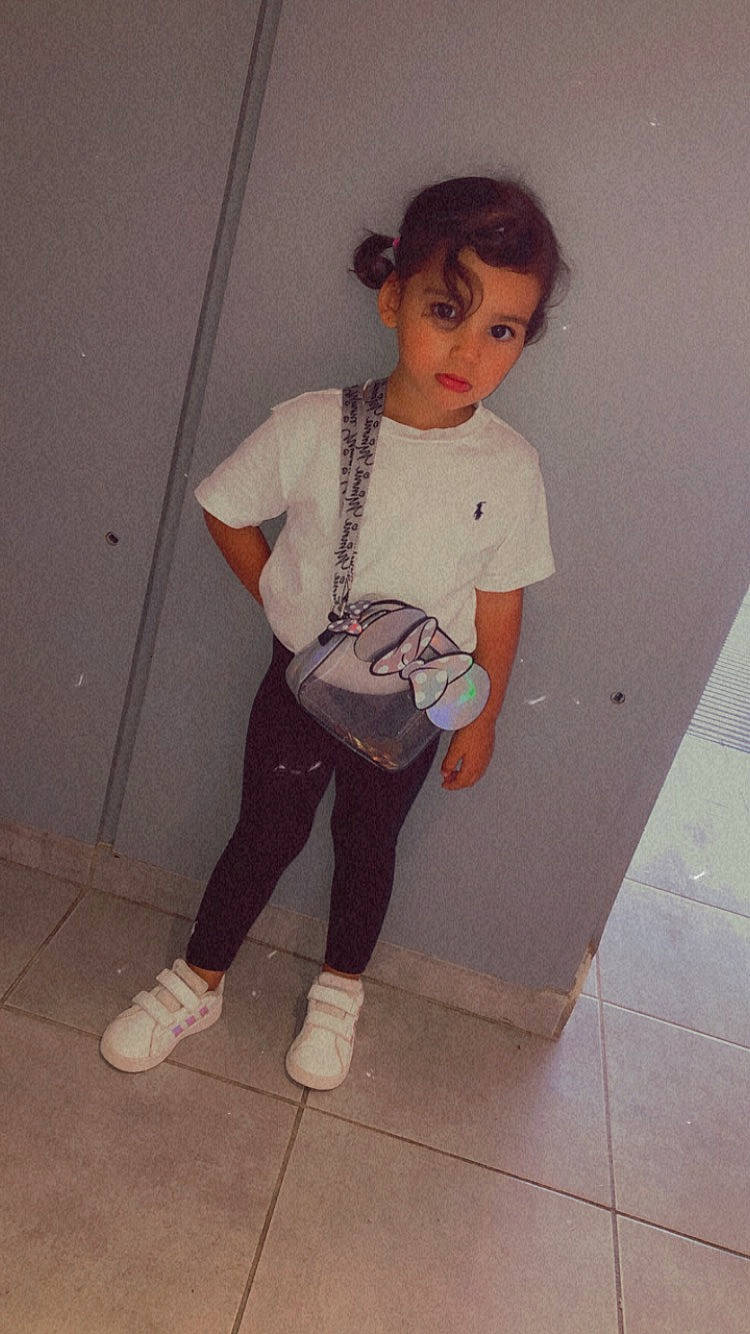 Soltana participe au concours pour gagner de l'argent avec cette photo : child, leg, person, shoe, shoulder, standing, toddler