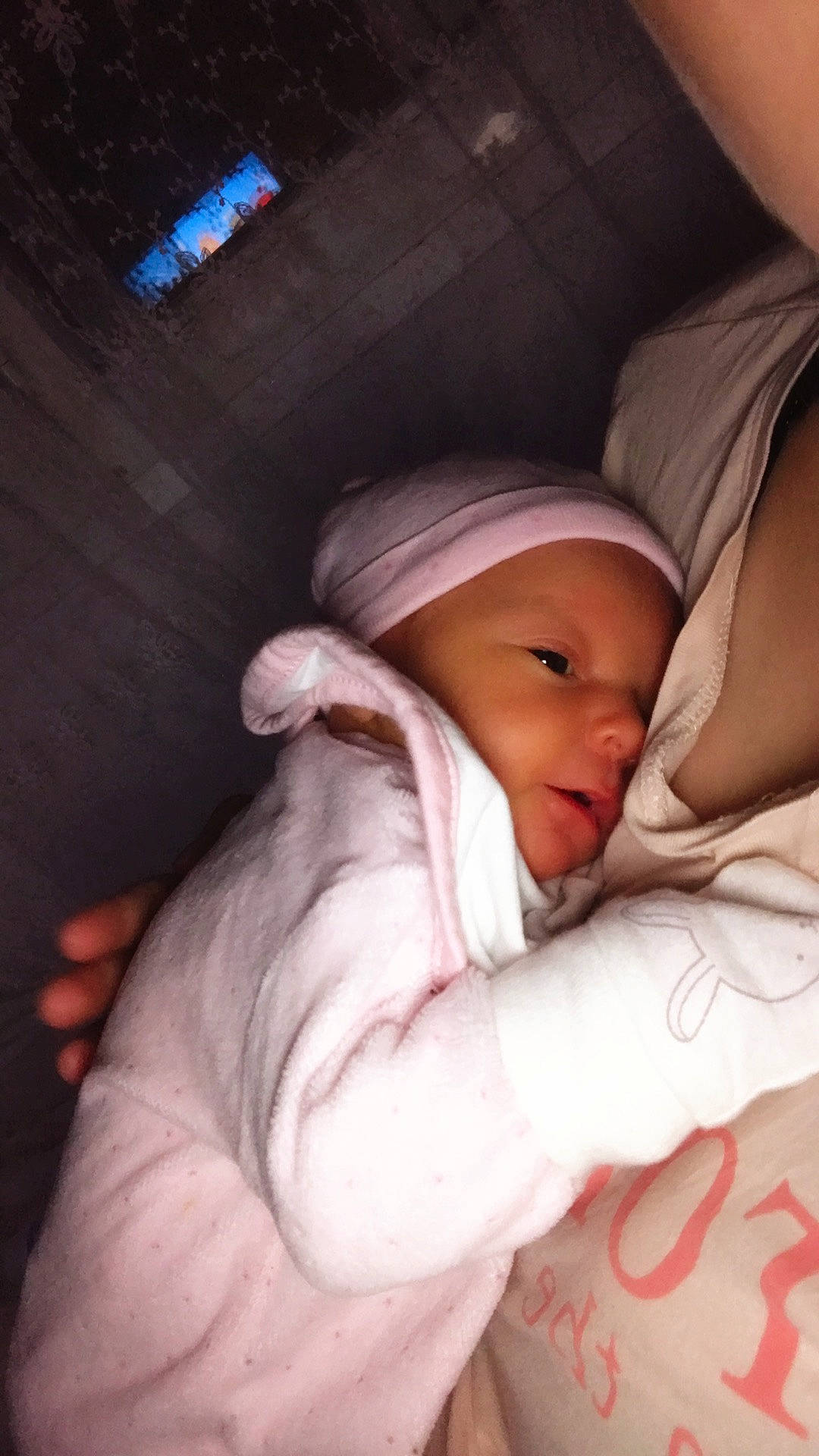 Esma participe au concours pour gagner de l'argent avec cette photo : baby, cheek, child, finger, hand, mouth, muscle, person, skin, thumb, toddler