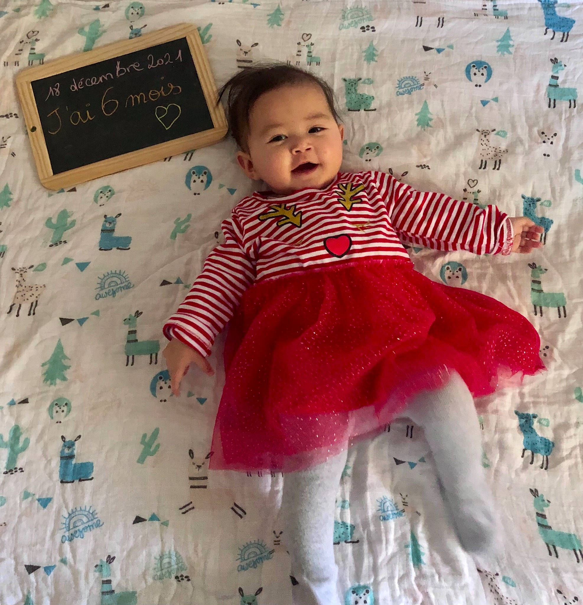 Maléna a rejoint le concours — aidez-le/la à gagner de superbes lots ! aqua, azure, baby, baby_toddler_clothing, day_dress, dress, eye, face, happy, head, magenta, pattern, person, photograph, pink, purple, skin, sleeve, smile, textile