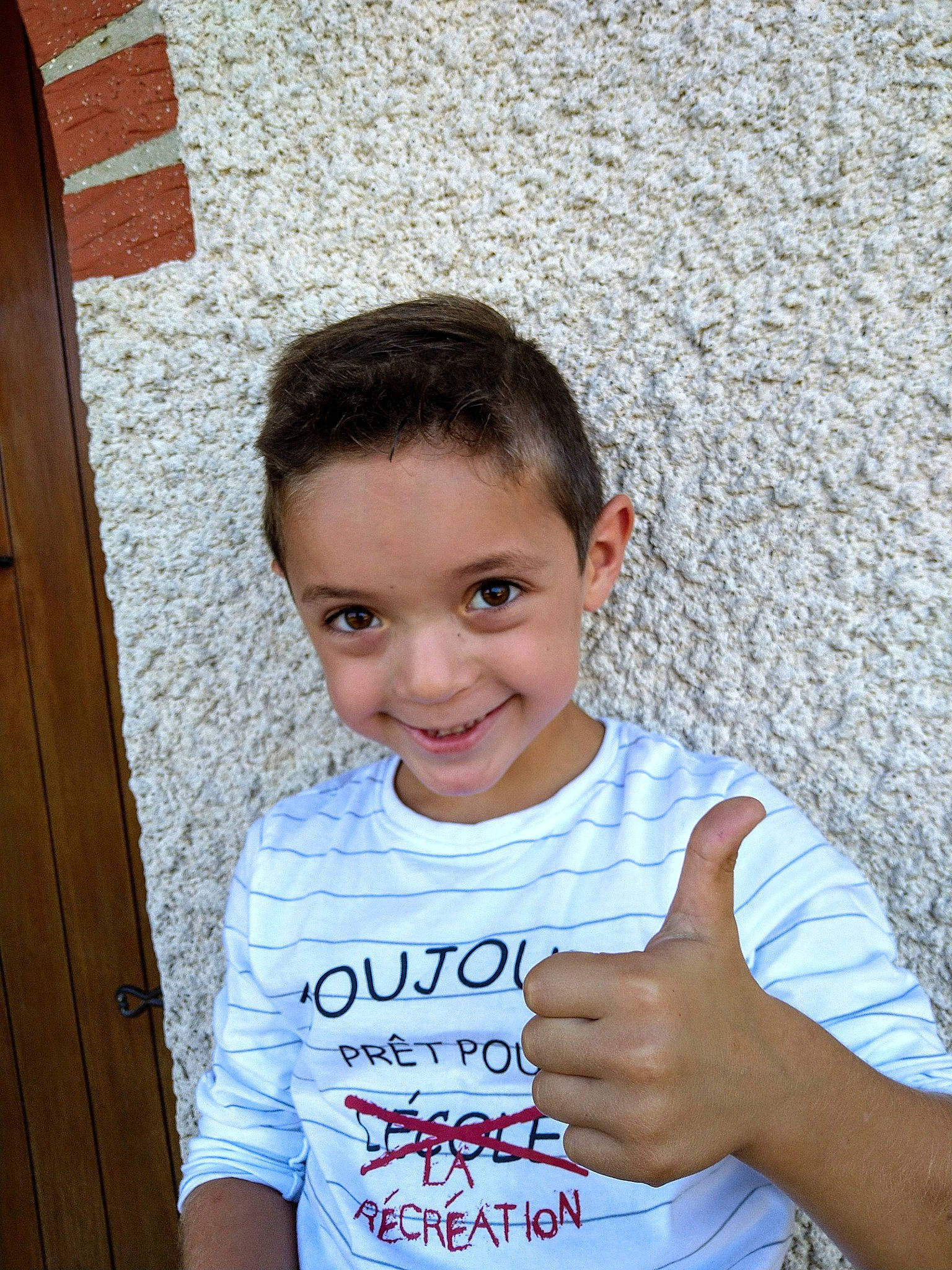 Noah a rejoint le concours — aidez-le/la à gagner de superbes lots ! cool, door, electric_blue, eye, fun, gesture, hand, happy, human_body, joint, joy, leisure, person, shoulder, skin, sleeve, smile, standing, t_shirt, thumb