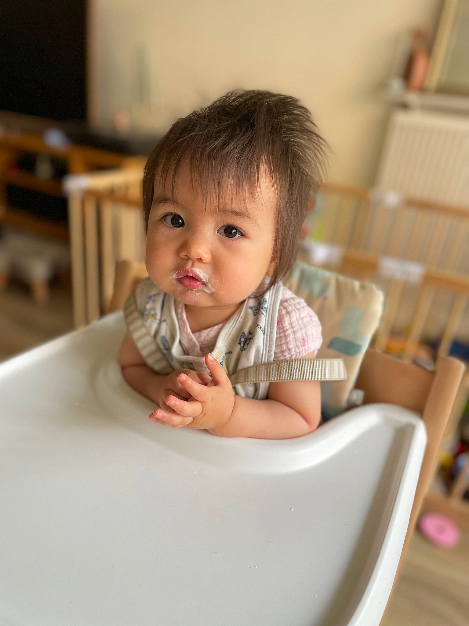 Léonie participe au concours pour gagner de l'argent avec cette photo : baby, baby_toddler_clothing, bathing, bib, chair, cheek, child, dishware, drinkware, flooring, food_craving, happy, iris, person, room, sitting, sleeve, table, tableware, toddler