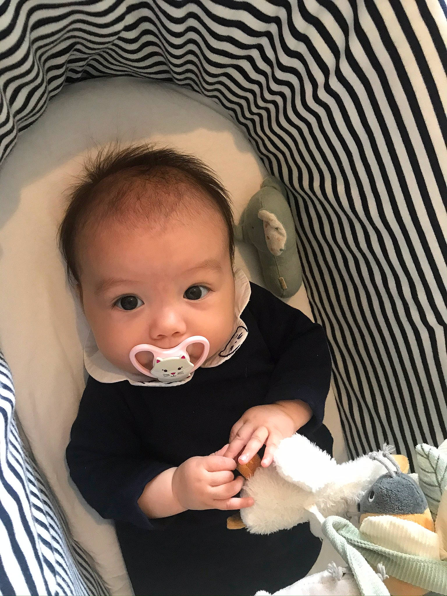 Léonie a rejoint le concours — aidez-le/la à gagner de superbes lots ! baby, baby_toddler_clothing, cheek, comfort, dress, eye, finger, food, food_craving, headgear, iris, lip, mouth, nose, organ, person, product, skin, sleeve, tableware