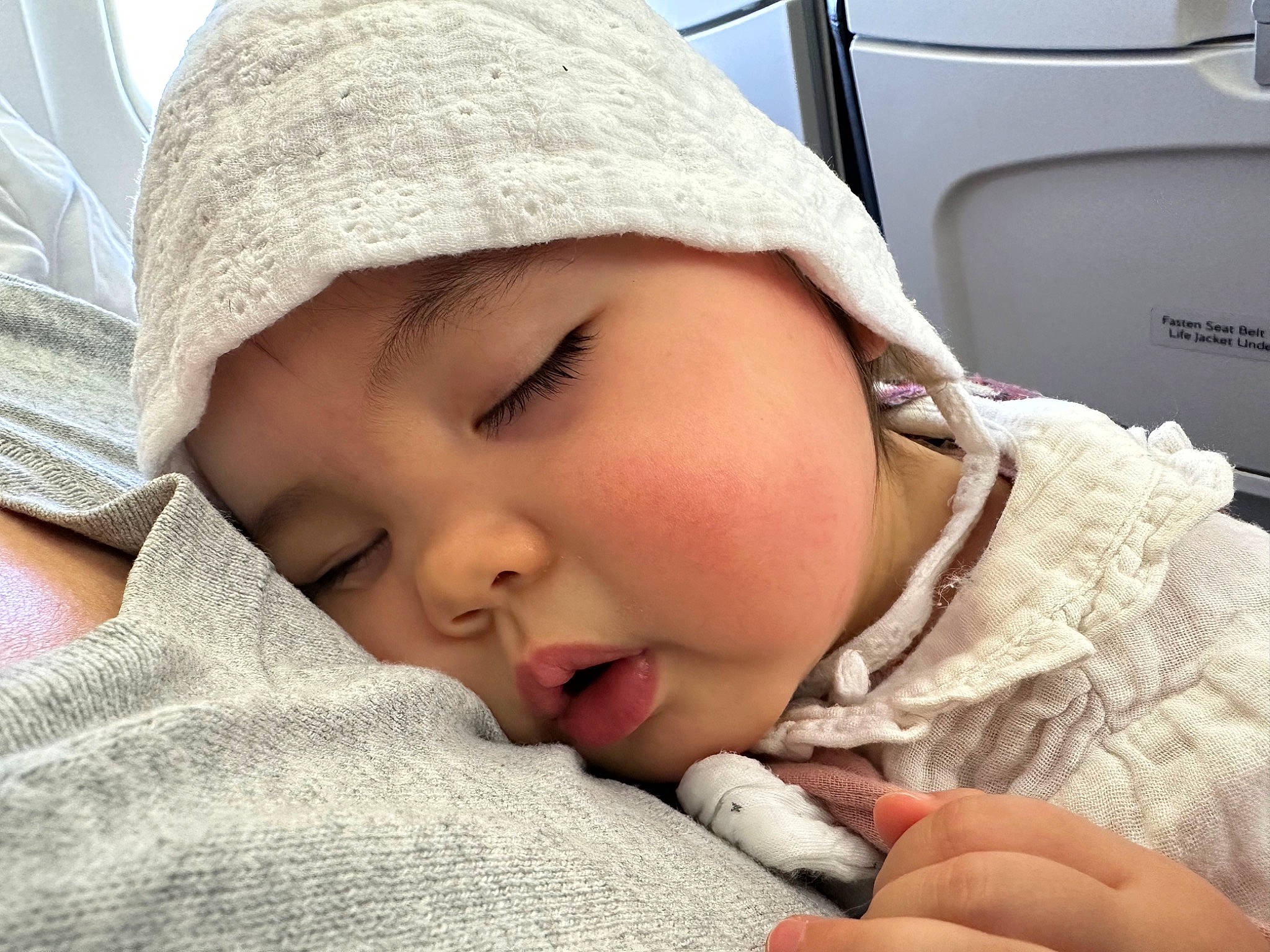 Léonie a rejoint le concours — aidez-le/la à gagner de superbes lots ! baby, baby_sleeping, cap, cheek, child, chin, comfort, eyebrow, eyelash, fashion_accessory, fur, gesture, happy, headwear, linens, lip, nail, nose, person, skin