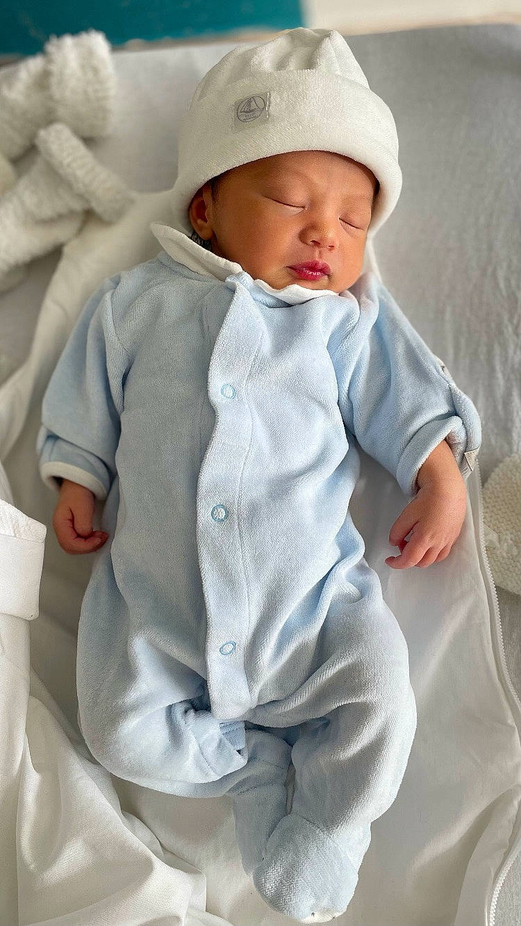 Léonie a rejoint le concours — aidez-le/la à gagner de superbes lots ! baby, baby_products, baby_toddler_clothing, cap, cheek, child, collar, comfort, dress_shirt, face, gesture, happy, headwear, linens, lip, outerwear, person, portrait_photography, skin, sleeve