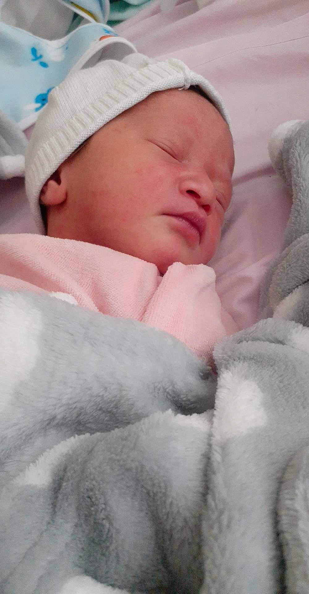 Layanna a rejoint le concours — aidez-le/la à gagner de superbes lots ! baby, baby_sleeping, bedding, bedtime, blanket, child, childbirth, comfort, fur, linens, nap, person, room, skin, sleep, toddler, winter