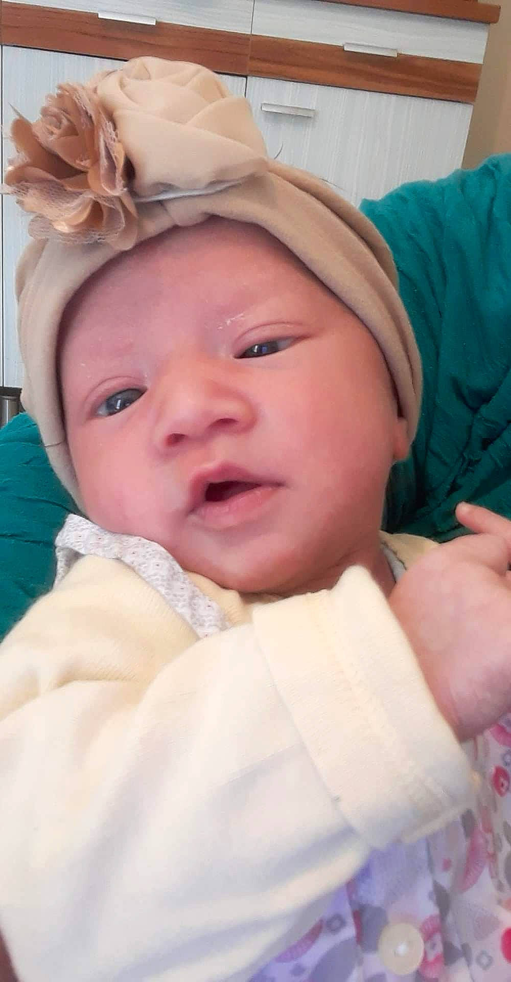 Layanna a rejoint le concours — aidez-le/la à gagner de superbes lots ! baby, baby_toddler_clothing, cheek, child, comfort, event, eyebrow, eyelash, finger, gesture, happy, hat, headwear, lip, mouth, nose, person, pink, skin, smile