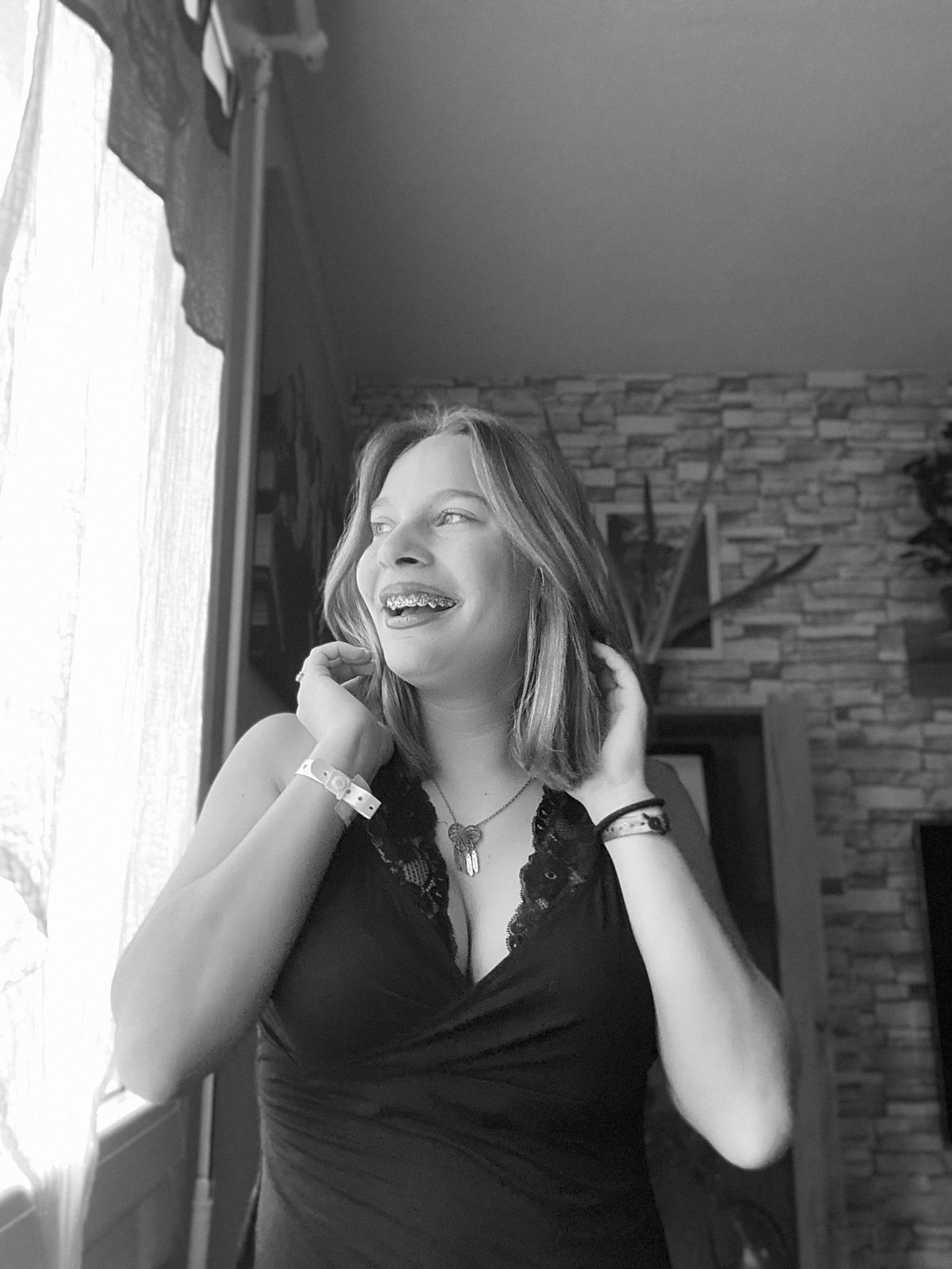 Tif a rejoint le concours — aidez-le/la à gagner de superbes lots ! black_and_white, blond, curtain, elbow, event, fashion_design, flash_photography, fun, gesture, hairstyle, happy, jewellery, joy, layered_hair, microphone, monochrome, monochrome_photography, person, smile, standing