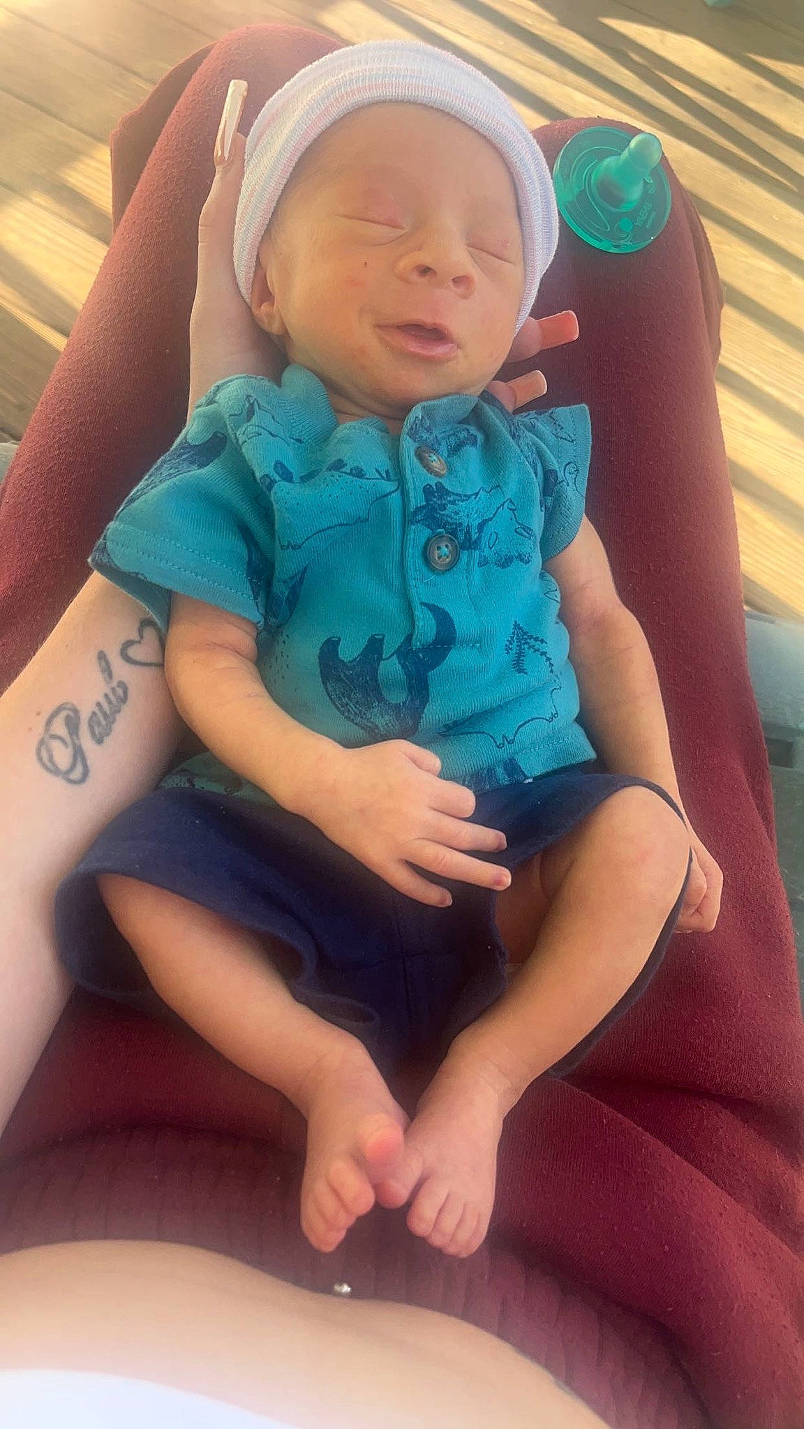 Amir is registered to the contest to win money with this photo: azure, baby, baby_toddler_clothing, beauty, cheek, child, comfort, electric_blue, finger, happy, human_leg, knee, lap, leg, nail, person, sitting, skin, thigh, thumb