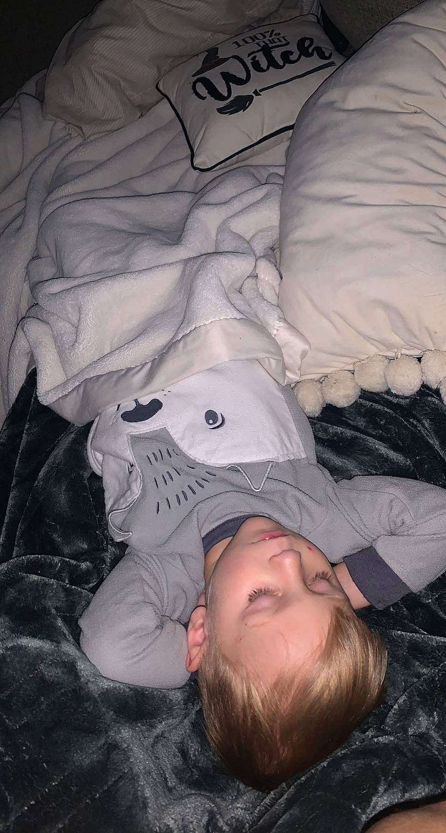 Elyas is registered to the contest to win money with this photo: beard, child, comfort, flesh, fun, gesture, grey, happy, hat, linens, mouth, pattern, person, room, sleeve, textile