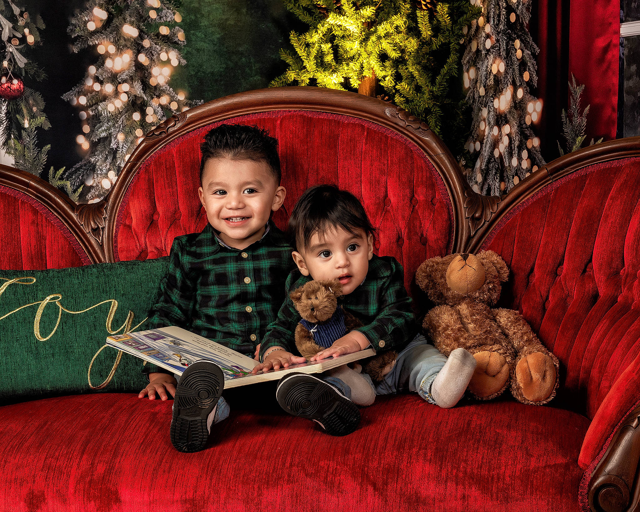 Thiago is registered to the contest to win money with this photo: baby, child, comfort, couch, event, eye, facial_expression, flash_photography, fun, happy, holiday, human, joy, lap, people, person, red, sharing, sitting, smile