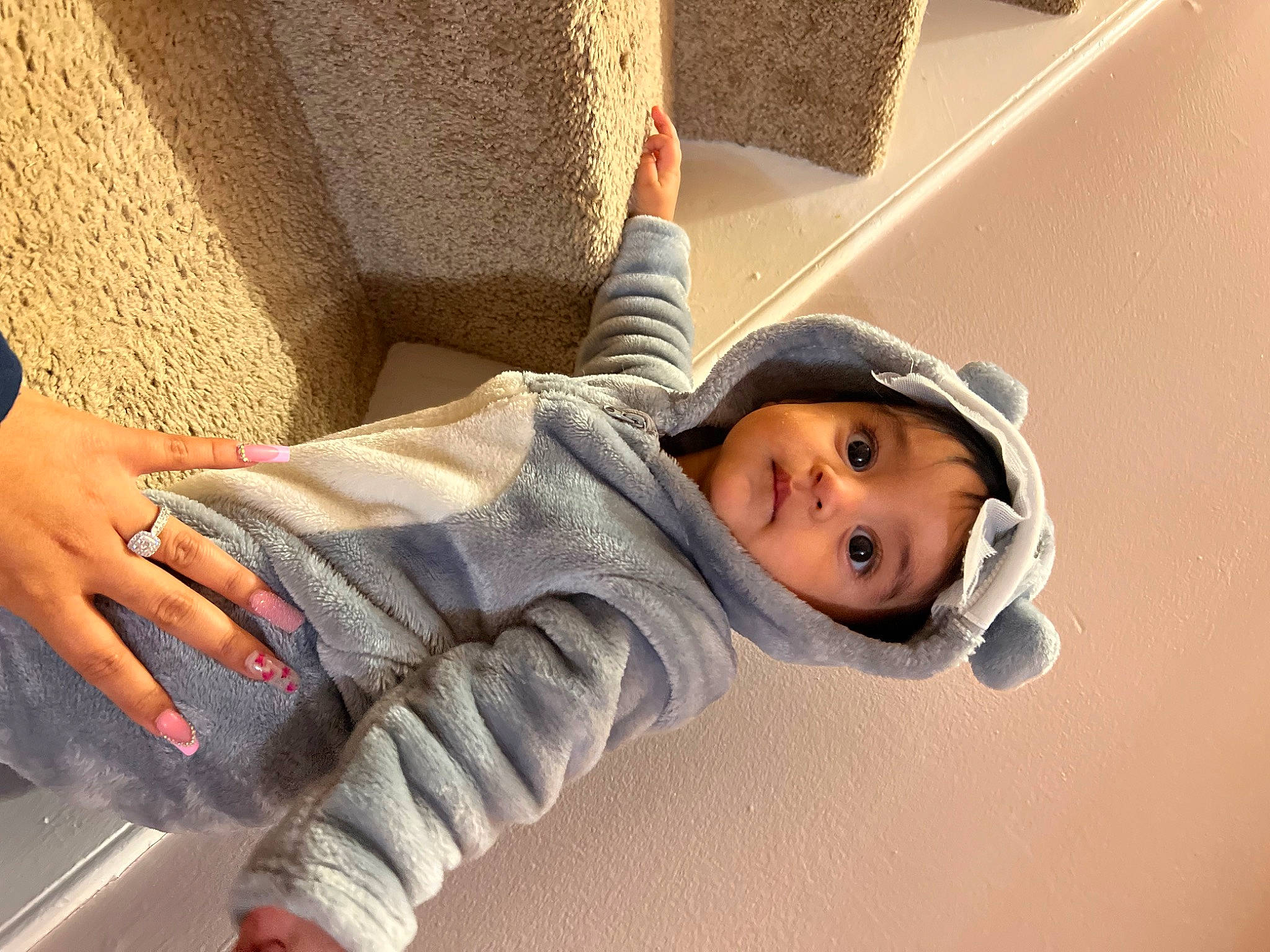 Thiago is registered to the contest to win money with this photo: cap, child, comfort, denim, elbow, finger, floor, flooring, foot, fun, happy, human_leg, knee, leg, mouth, nose, person, sitting, thigh, toddler