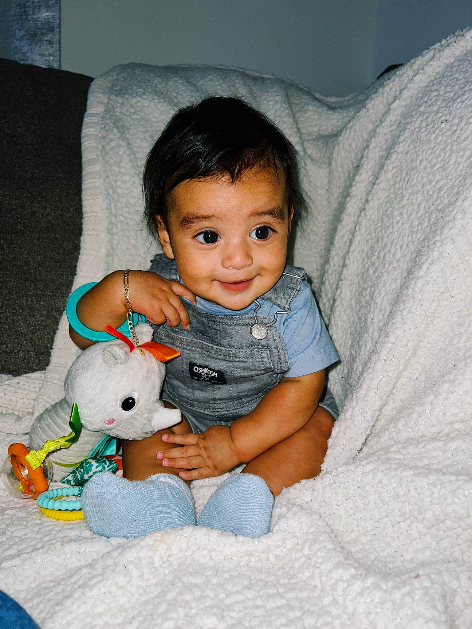 Thiago is registered to the contest to win money with this photo: arm, baby, baby_toddler_clothing, cheek, child, comfort, finger, flash_photography, fun, happy, head, iris, lap, mouth, nose, person, skin, sleeve, smile, toddler