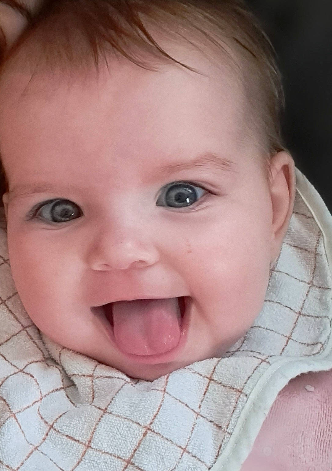 ève participe au concours pour gagner de l'argent avec cette photo : baby, baby_toddler_clothing, cheek, child, close_up, ear, eyebrow, eyelash, fun, happy, iris, lip, mammal, mouth, nose, person, skin, smile, surprised, toddler