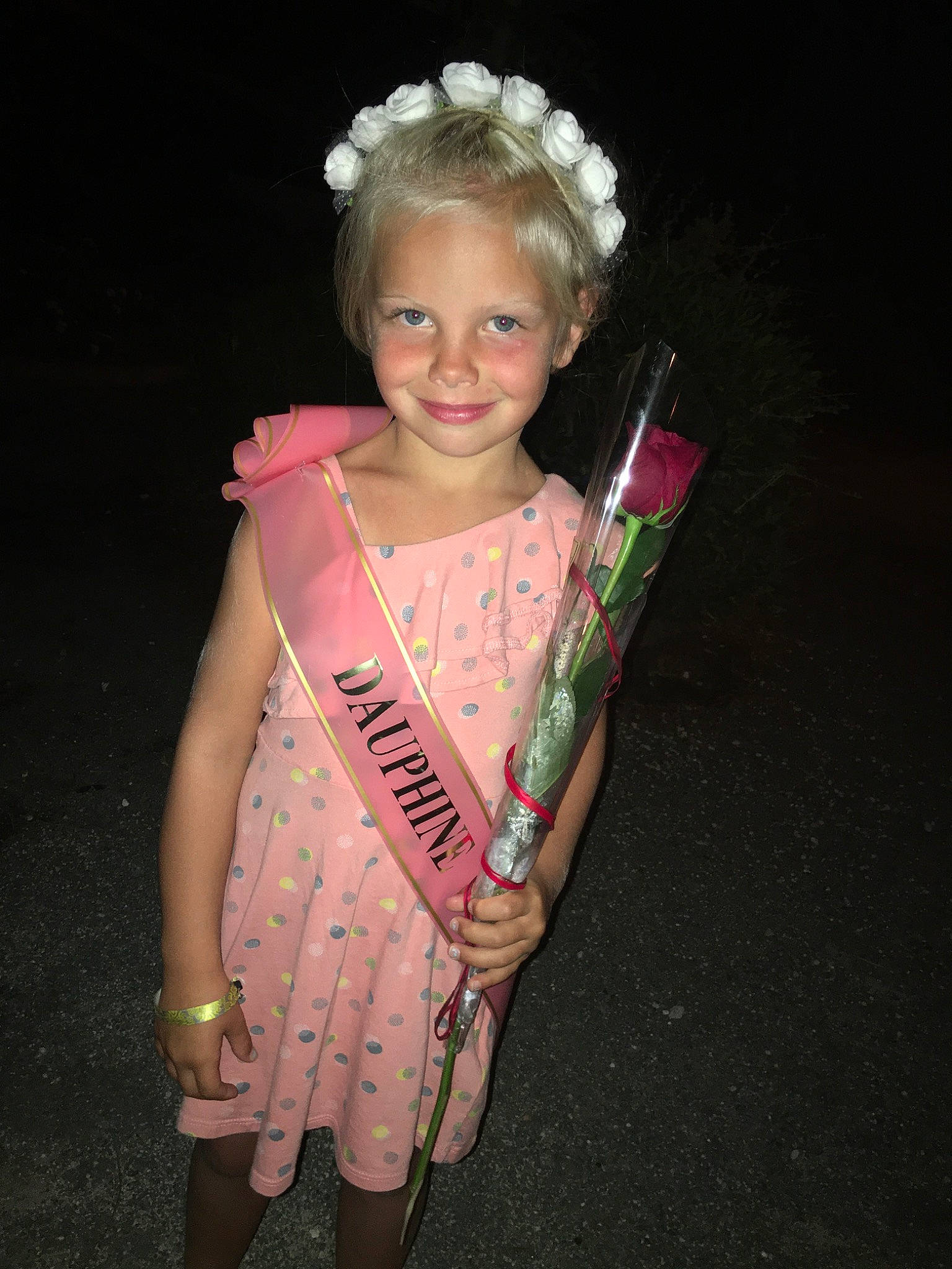 Phybie a rejoint le concours — aidez-le/la à gagner de superbes lots ! child_model, costume, hair_accessory, hairstyle, headpiece, joy, person, pink