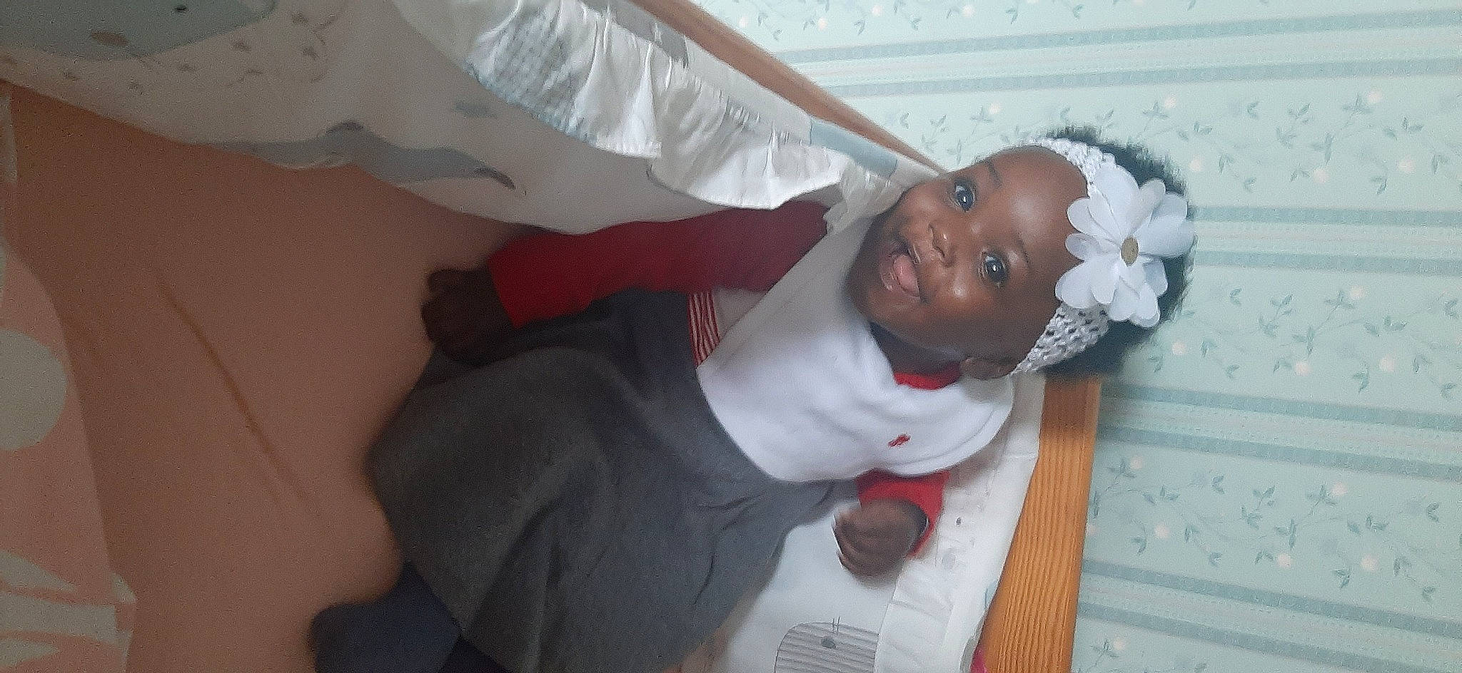 Kimberley a rejoint le concours — aidez-le/la à gagner de superbes lots ! arm, baby, carmine, child, comfort, elbow, fun, happy, hat, headwear, human_body, jewellery, lip, mouth, nose, person, room, smile, toddler, tradition