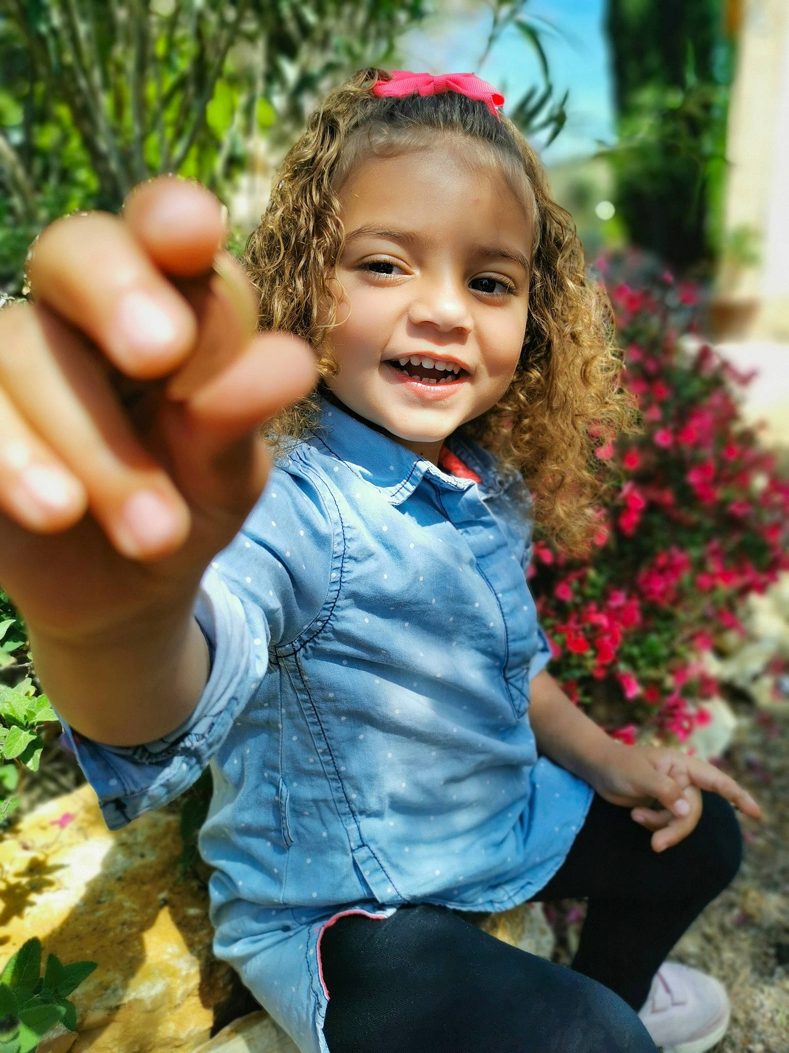 Giuliana a rejoint le concours — aidez-le/la à gagner de superbes lots ! child, facial_expression, finger, flash_photography, fun, gesture, grass, hair, hand, happy, head, joy, leaf, leisure, lip, organ, people_in_nature, person, plant, skin
