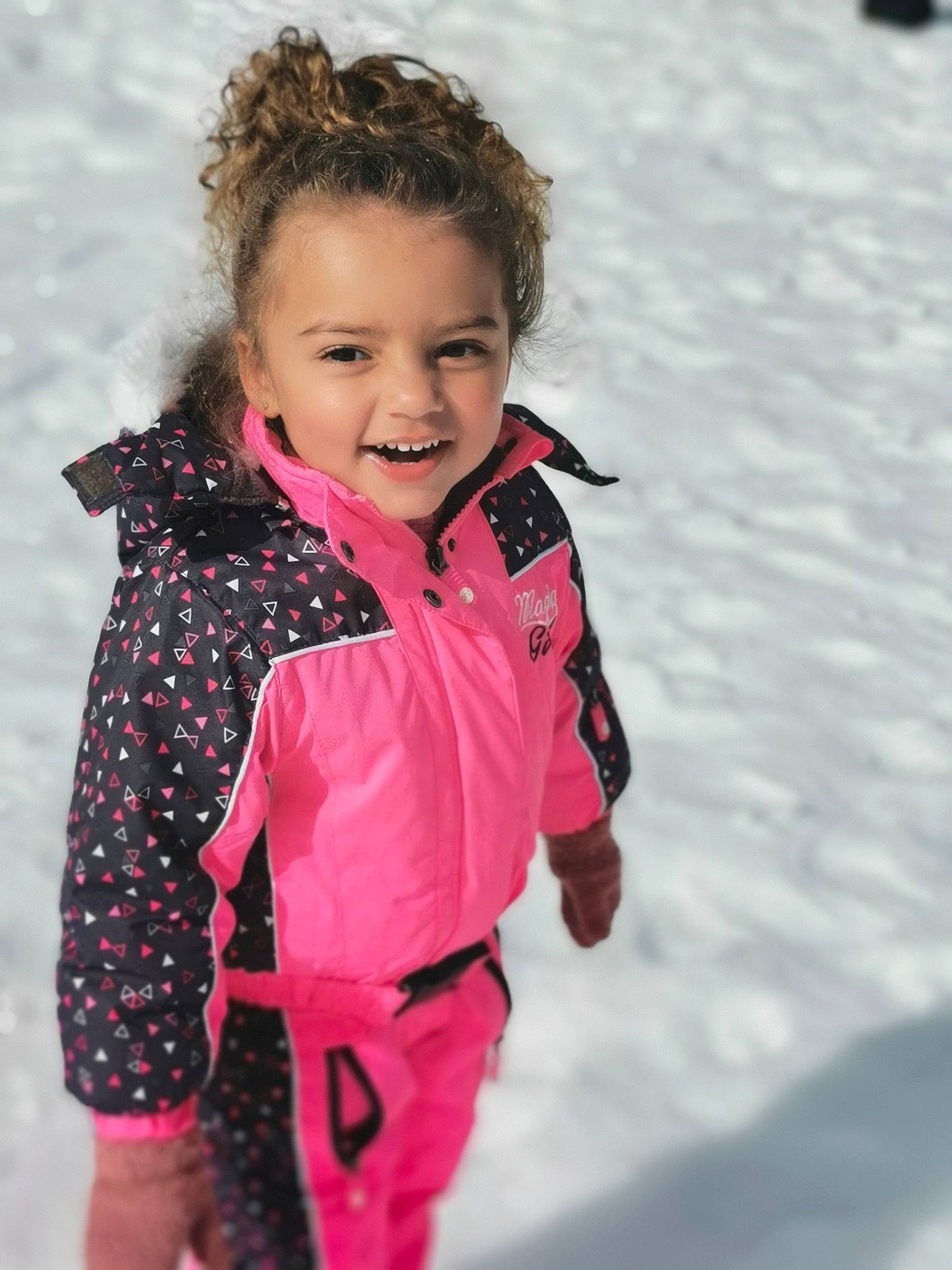 Giuliana a rejoint le concours — aidez-le/la à gagner de superbes lots ! baby_toddler_clothing, child, fashion_accessory, freezing, fun, gesture, happy, hood, jacket, joy, leisure, magenta, parka, people_in_nature, person, recreation, sleeve, smile, snow, toddler