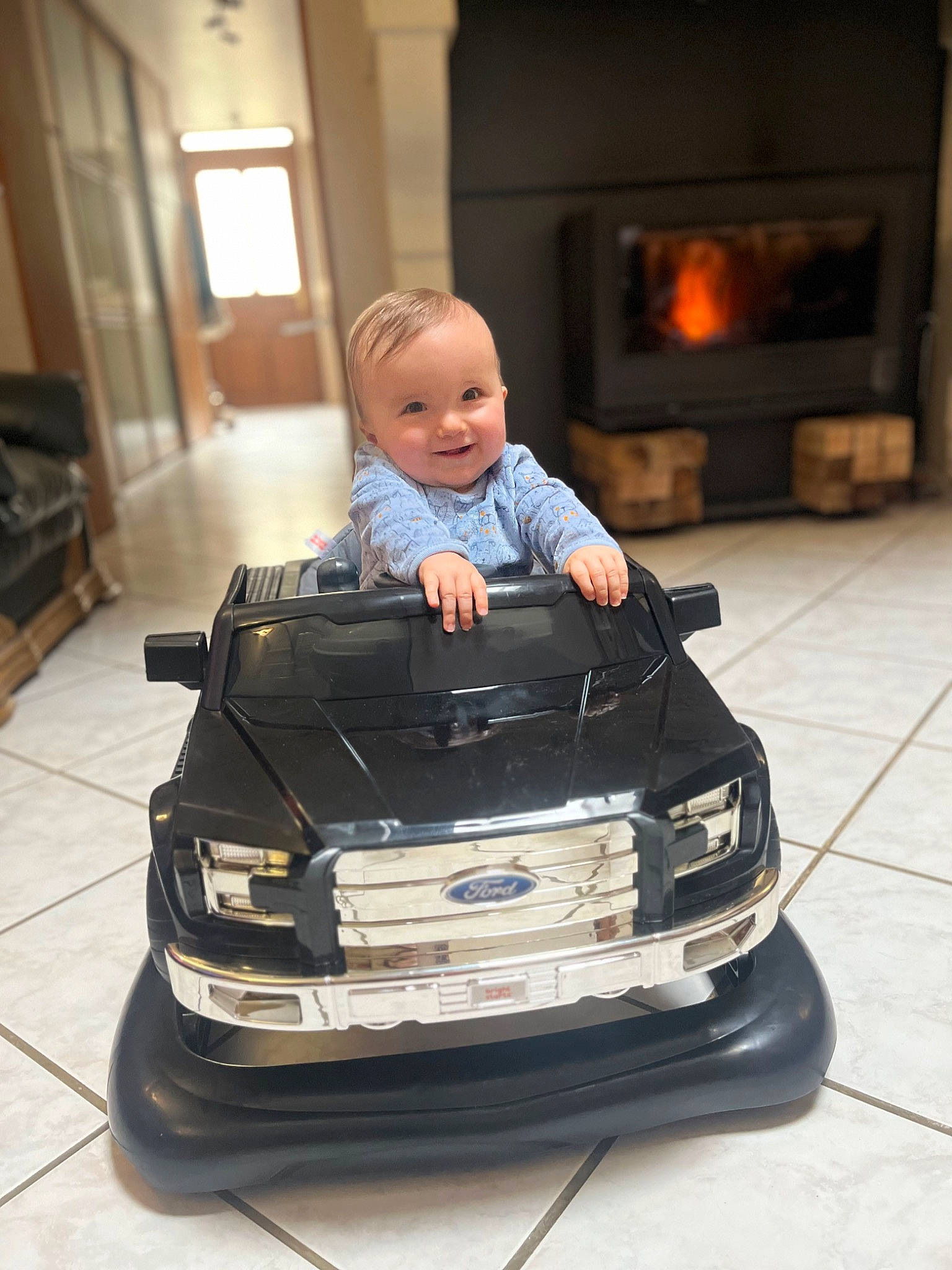 Elyo participe au concours pour gagner de l'argent avec cette photo : automotive_design, automotive_exterior, automotive_lighting, automotive_tire, automotive_wheel_system, bumper, car, flooring, grille, hardtop, head, headlamp, hood, joy, motor_vehicle, person, personal_luxury_car, rim, toddler, vehicle