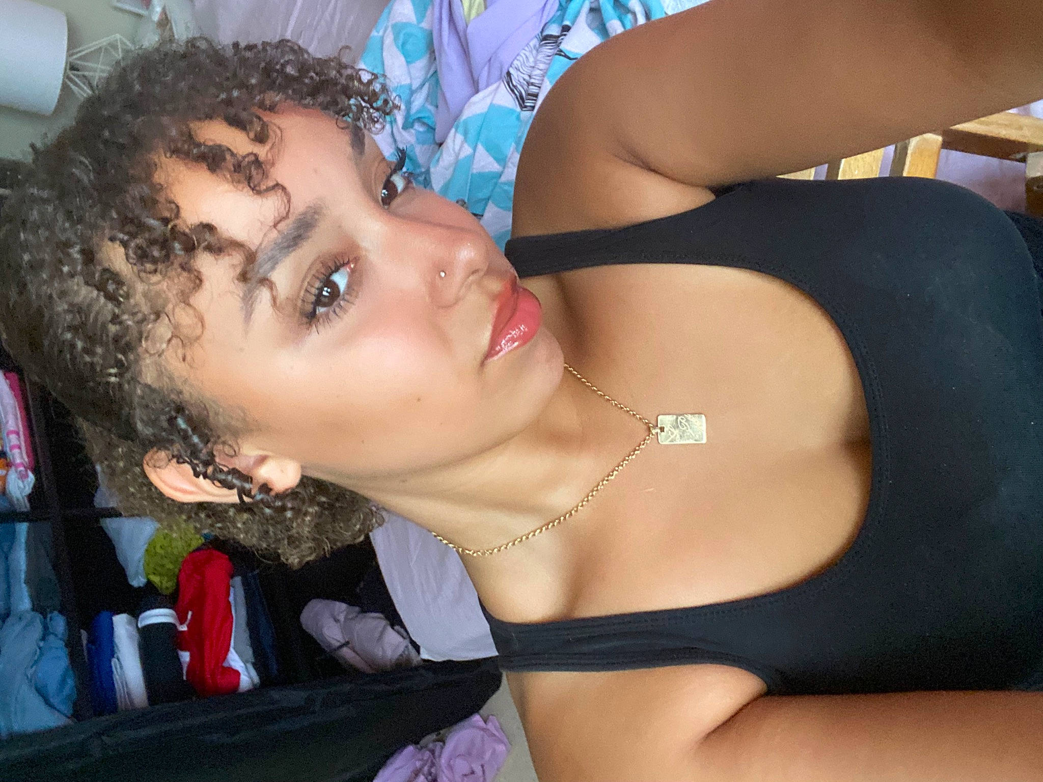 Andréa participe au concours pour gagner de l'argent avec cette photo : abdomen, black_hair, brown_hair, chest, cool, elbow, eyebrow, eyelash, flash_photography, human_leg, jewellery, joint, lip, long_hair, makeover, mouth, neck, person, thigh, throat