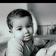 Sanji Maleappa a rejoint le concours — aidez-le/la à gagner de superbes lots ! baby, bed, black_and_white, bottle, child, closeup, clothing, cute, expression, eyes, face, hair, head, indoors, infant, person, portrait, smile, soft_light, young