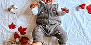 Kelya a rejoint le concours — aidez-le/la à gagner de superbes lots ! baby, child, infant, smiling, autumn, fall_leaves, pumpkin, plush_toy, blanket, white_background, cozy_clothing, mushroom_pattern, cute, happy, laying_down, decor, seasonal, indoors, portrait, toddler