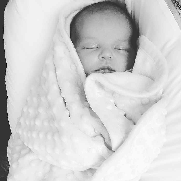 Emy a rejoint le concours — aidez-le/la à gagner de superbes lots ! beauty, bed, black_and_white, child, girl, infant, monochrome, monochrome_photography, mother, nose, person, photo_shoot, photograph, photography, portrait, portrait_photography, product, sleep, smile, toddler