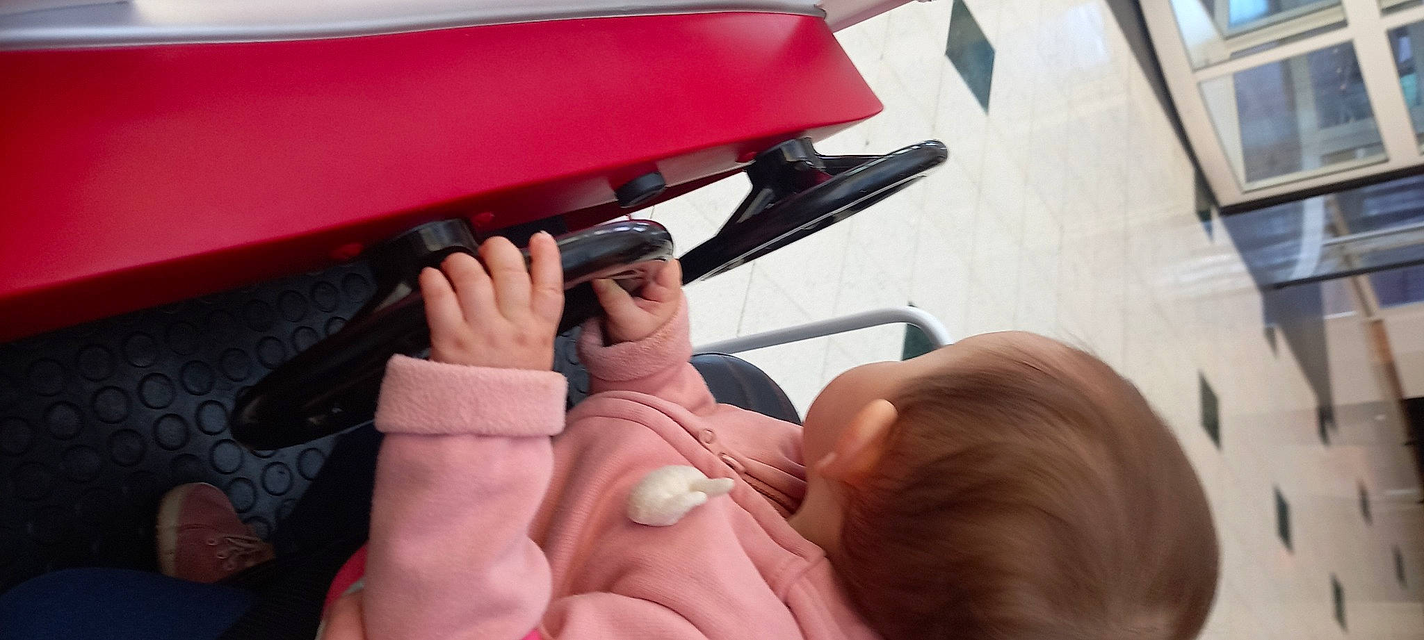 Zoé a rejoint le concours — aidez-le/la à gagner de superbes lots ! automotive_exterior, bumper, comfort, finger, foot, gadget, gesture, hand, human_leg, mobile_phone, nail, person, practical_shooting, recreation, shooting, shooting_sport, thumb, trigger, vehicle_door, windshield