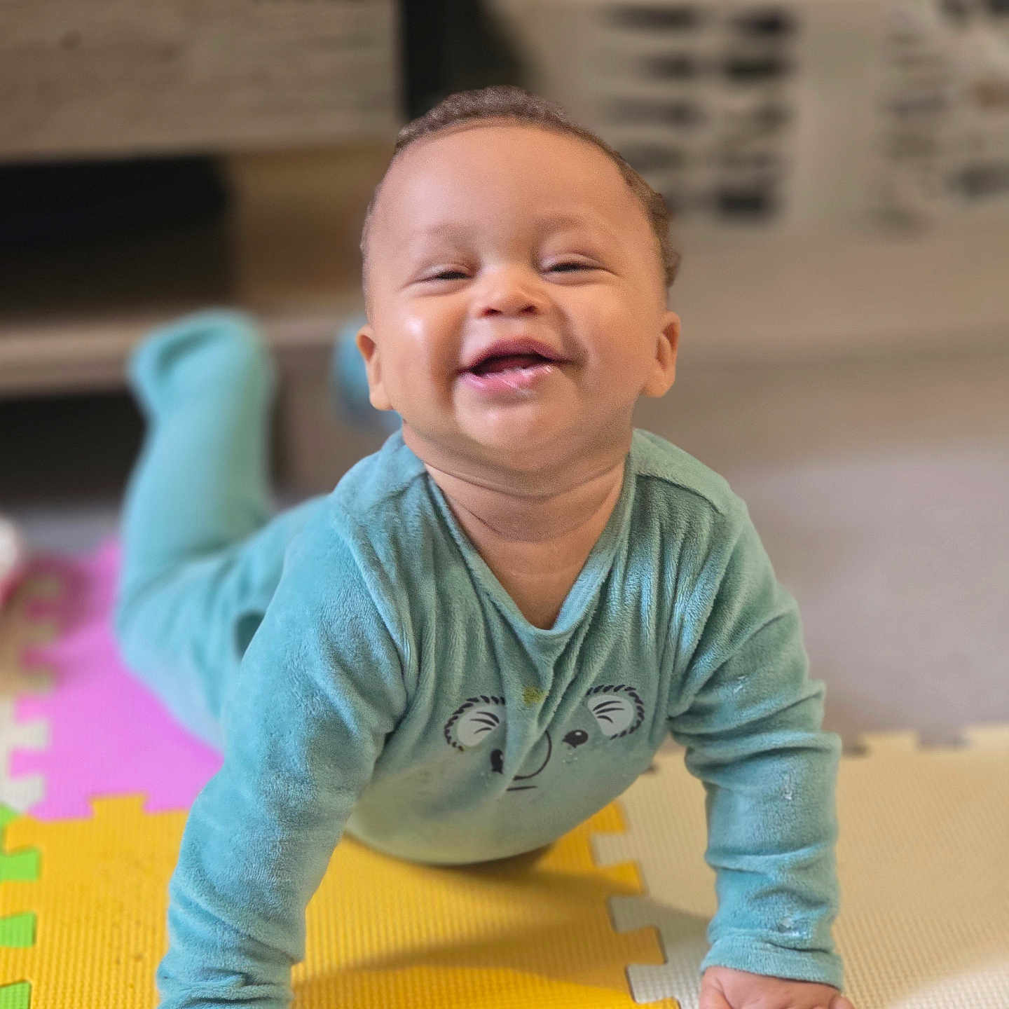 Jayden participe au concours pour gagner de l'argent avec cette photo : baby, babycrawling, babylaughing, bodypart, crawling, face, finger, hand, happy, head, person, photography, portrait