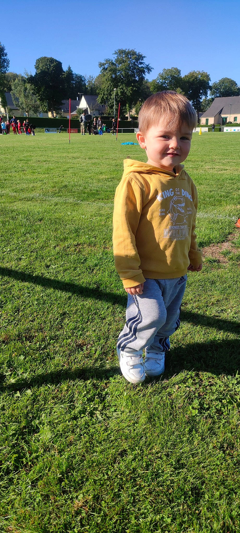 Elouen a rejoint le concours — aidez-le/la à gagner de superbes lots ! child, field, flooring, fun, games, garden, grass, grass_family, grassland, groundcover, happy, leisure, people_in_nature, person, plant, play, recreation, sleeve, soil, toddler