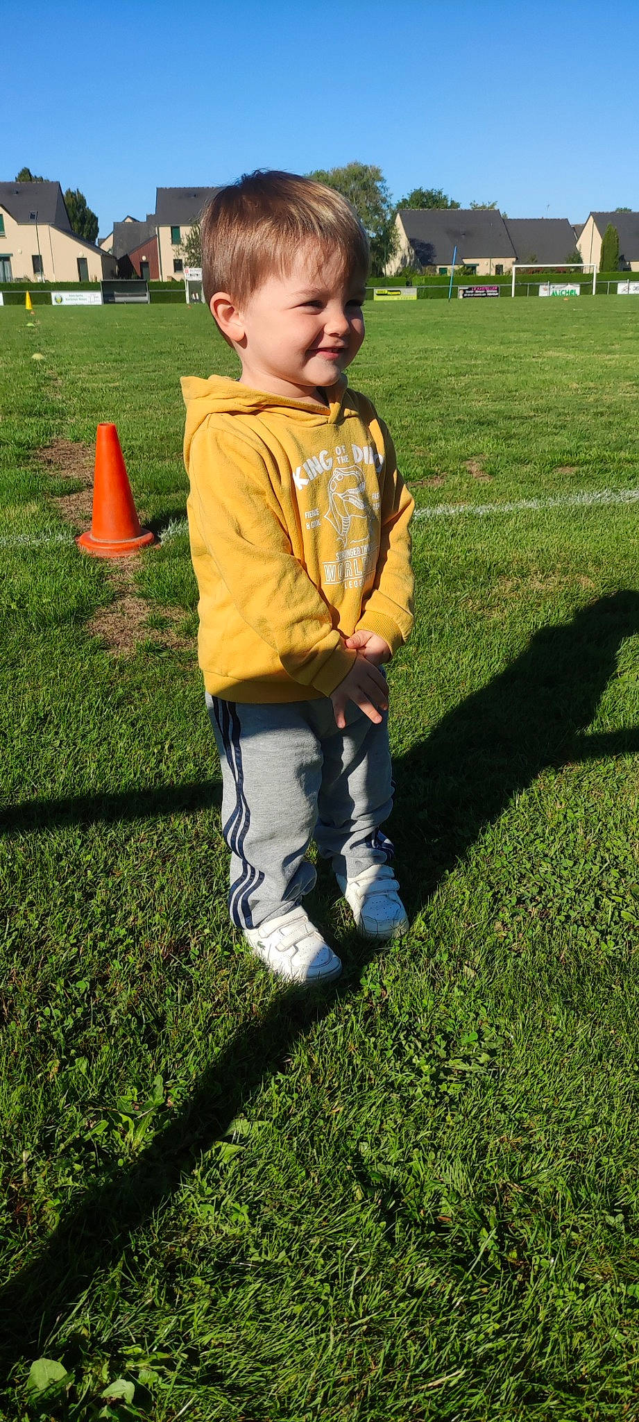 Elouen a rejoint le concours — aidez-le/la à gagner de superbes lots ! child, flooring, fun, garden, gesture, grass, grassland, happy, joy, lawn, leg, leisure, people_in_nature, person, plant, play, player, recreation, shadow, sitting